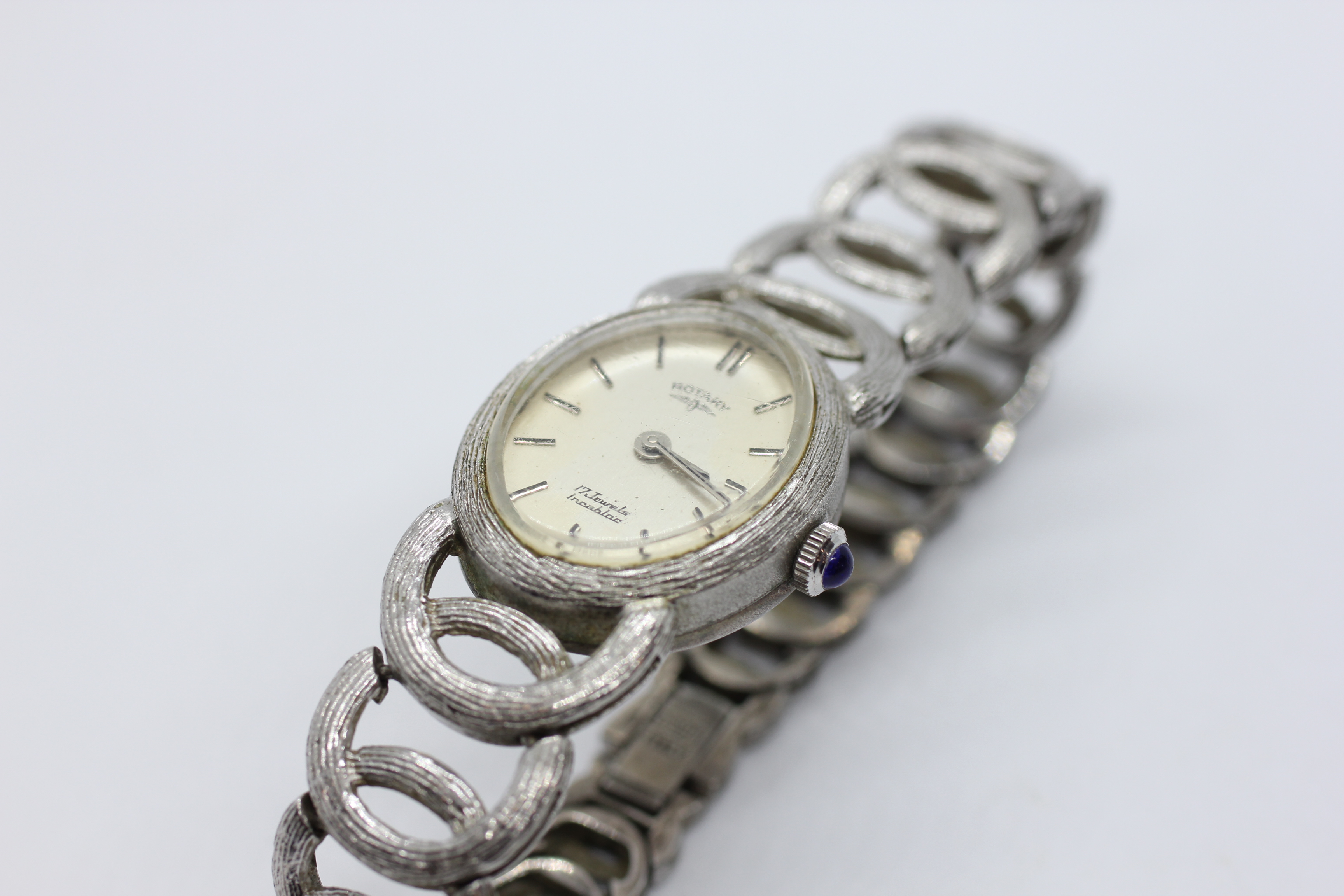 A LADIES SILVER ROTARY WRIST WATCH ON LINKED BRACELET. - Image 2 of 9