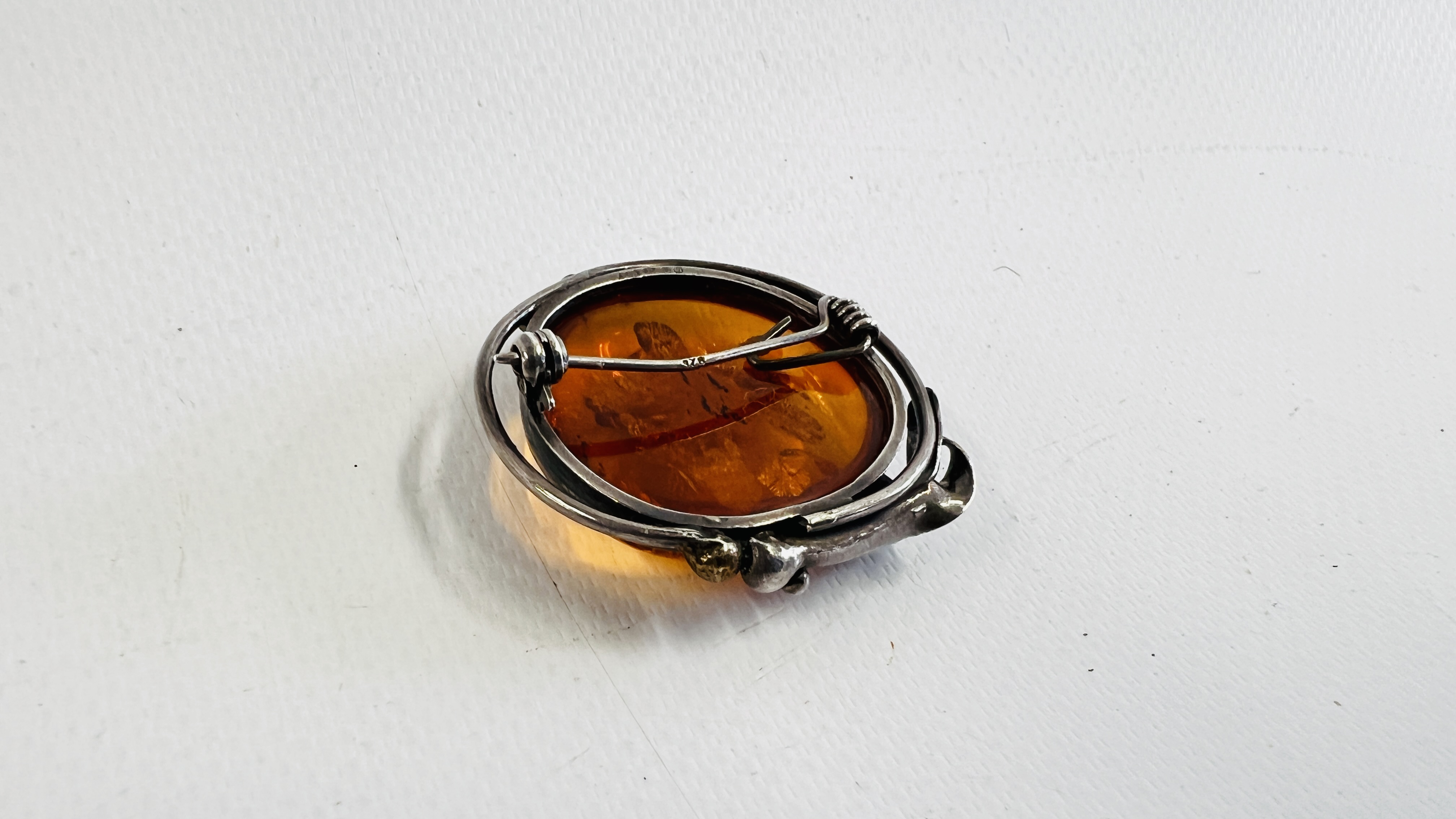 A VINTAGE SILVER BROOCH INSET WITH AN AMBER TYPE STONE. - Image 4 of 5