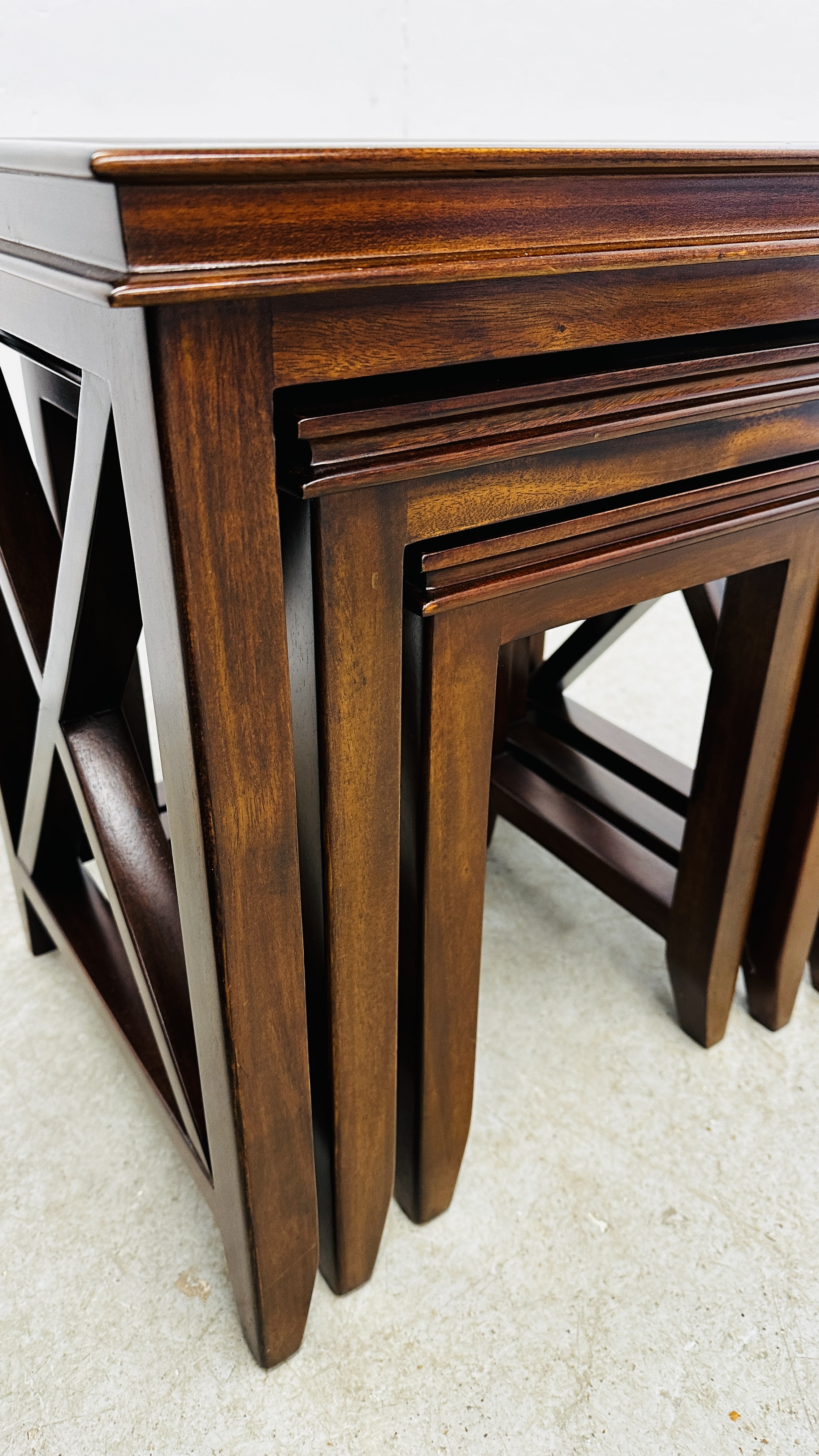 A NEST OF 3 HARDWOOD OCCASIONAL TABLES ALONG WITH A MATCHING SINGLE DRAWER LAMP TABLE W 46 X 46 X - Image 10 of 16