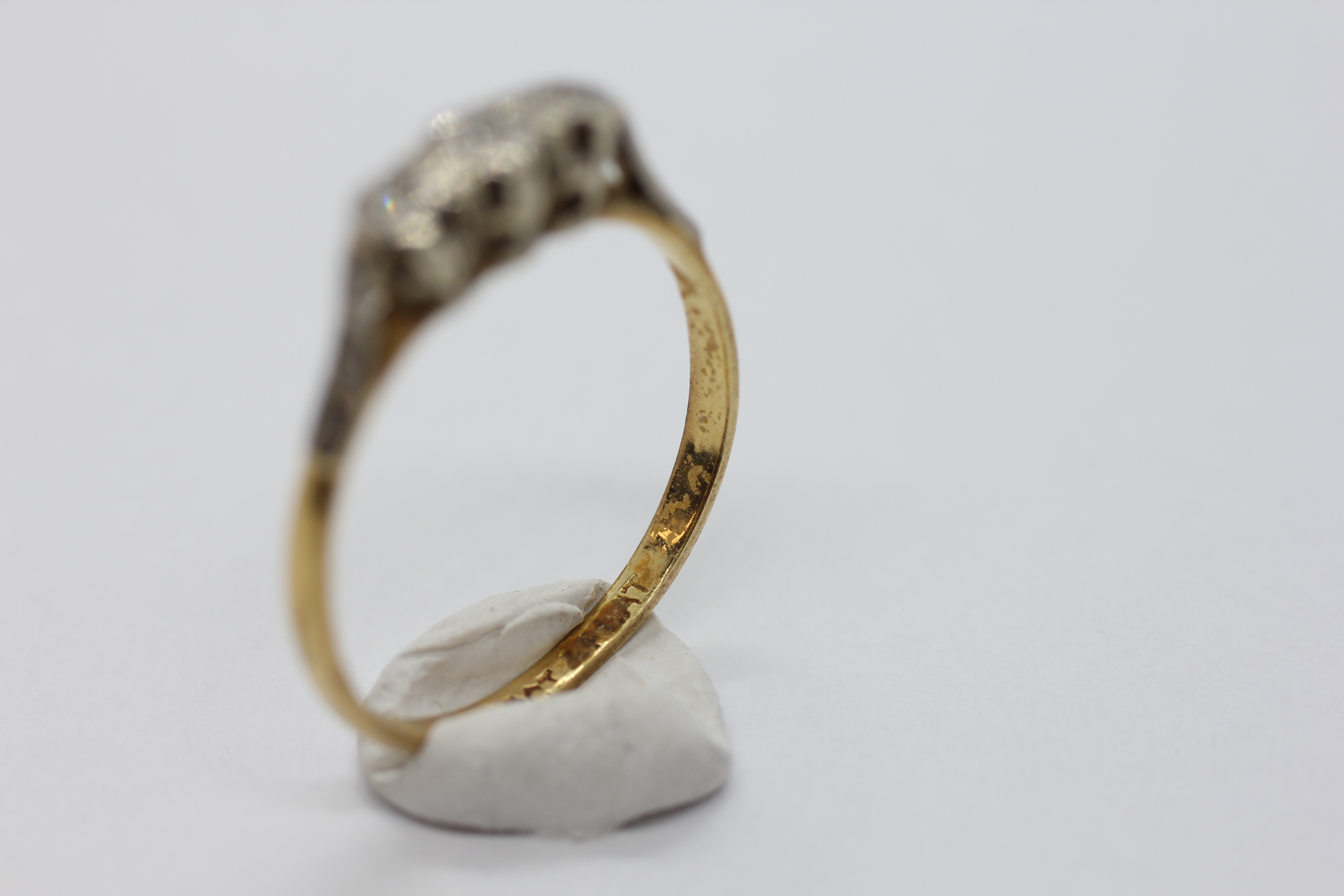 AN 18CT GOLD AND PLATINUM 3 STONE DIAMOND RING. - Image 5 of 8