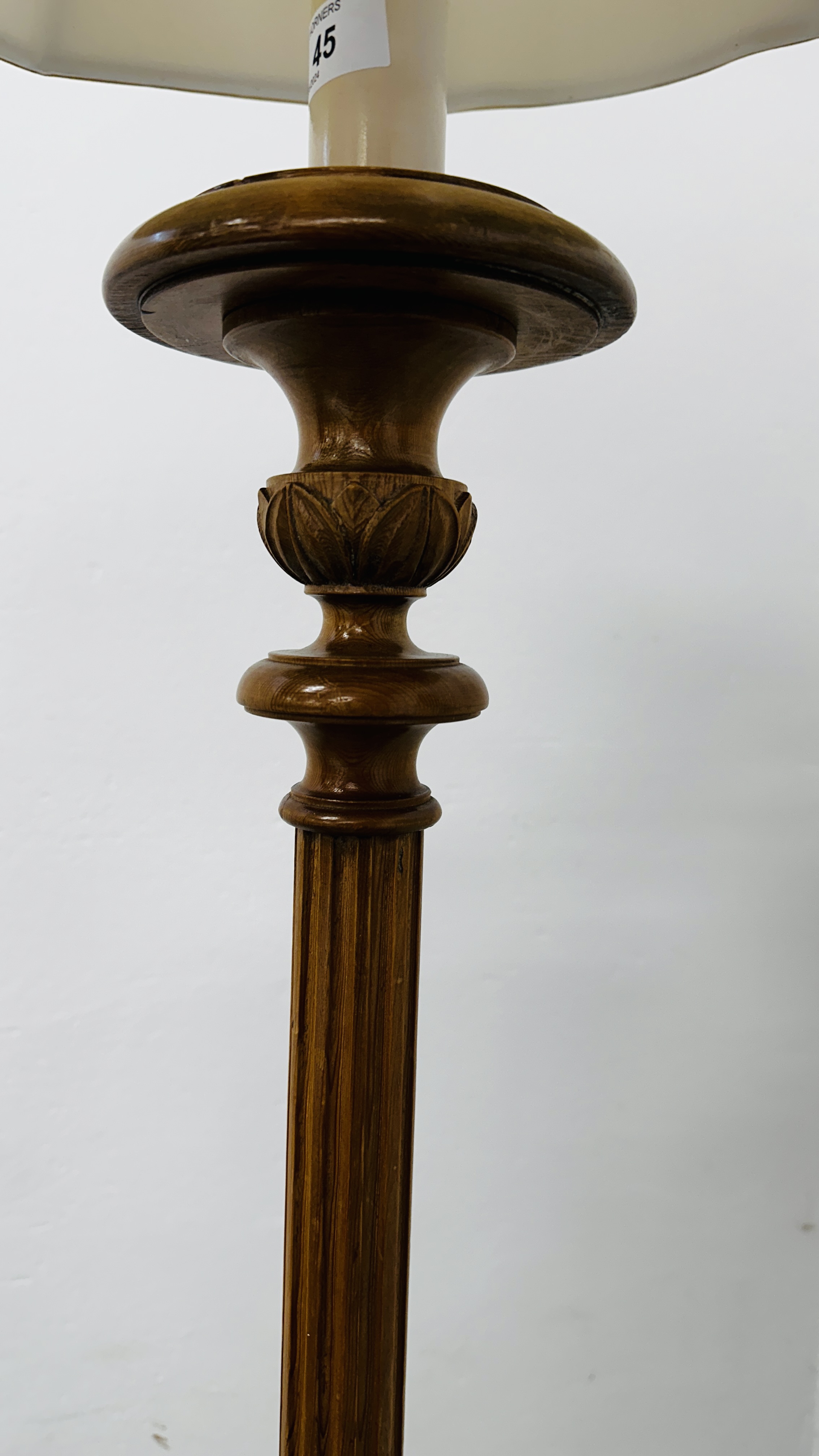 A CARVED PINE LAMP STANDARD AND CREAM SHADE AND A MODERN BRASSED ADJUSTABLE LAMP STANDARD AND - Bild 2 aus 10