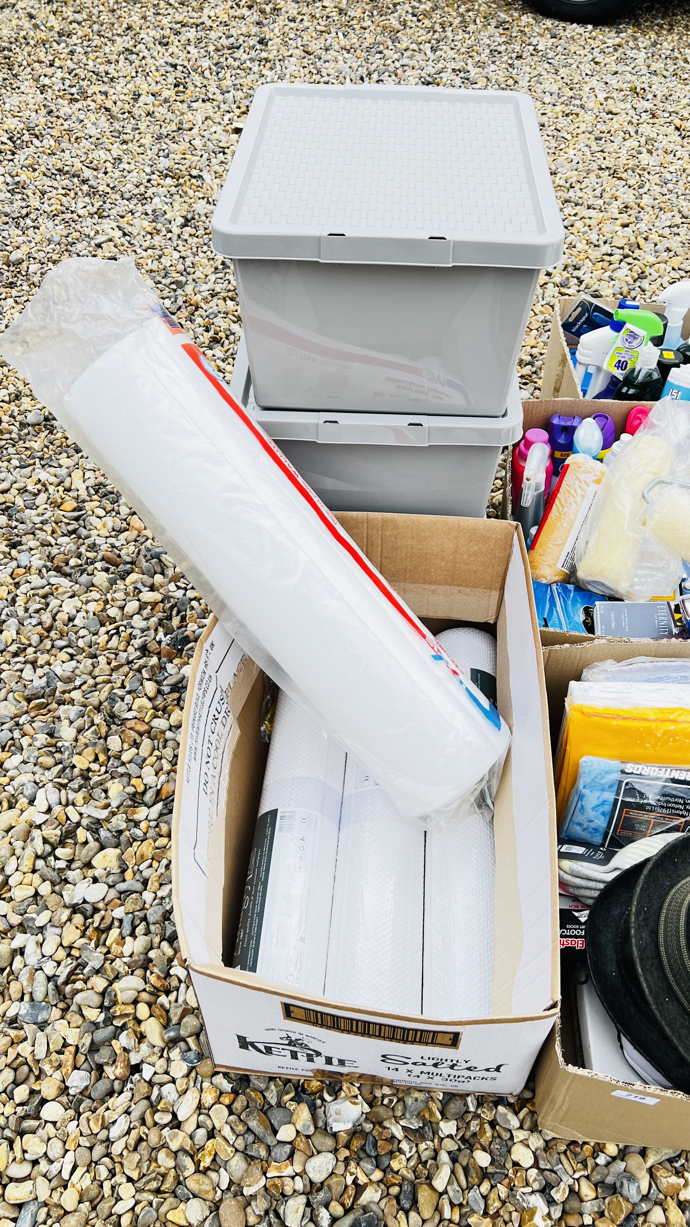 8 X BOXES CONTAINING A GROUP OF HOUSEHOLD CLEANING PRODUCTS, AS NEW LINEN & SHOES, CLOTHES, - Image 6 of 8