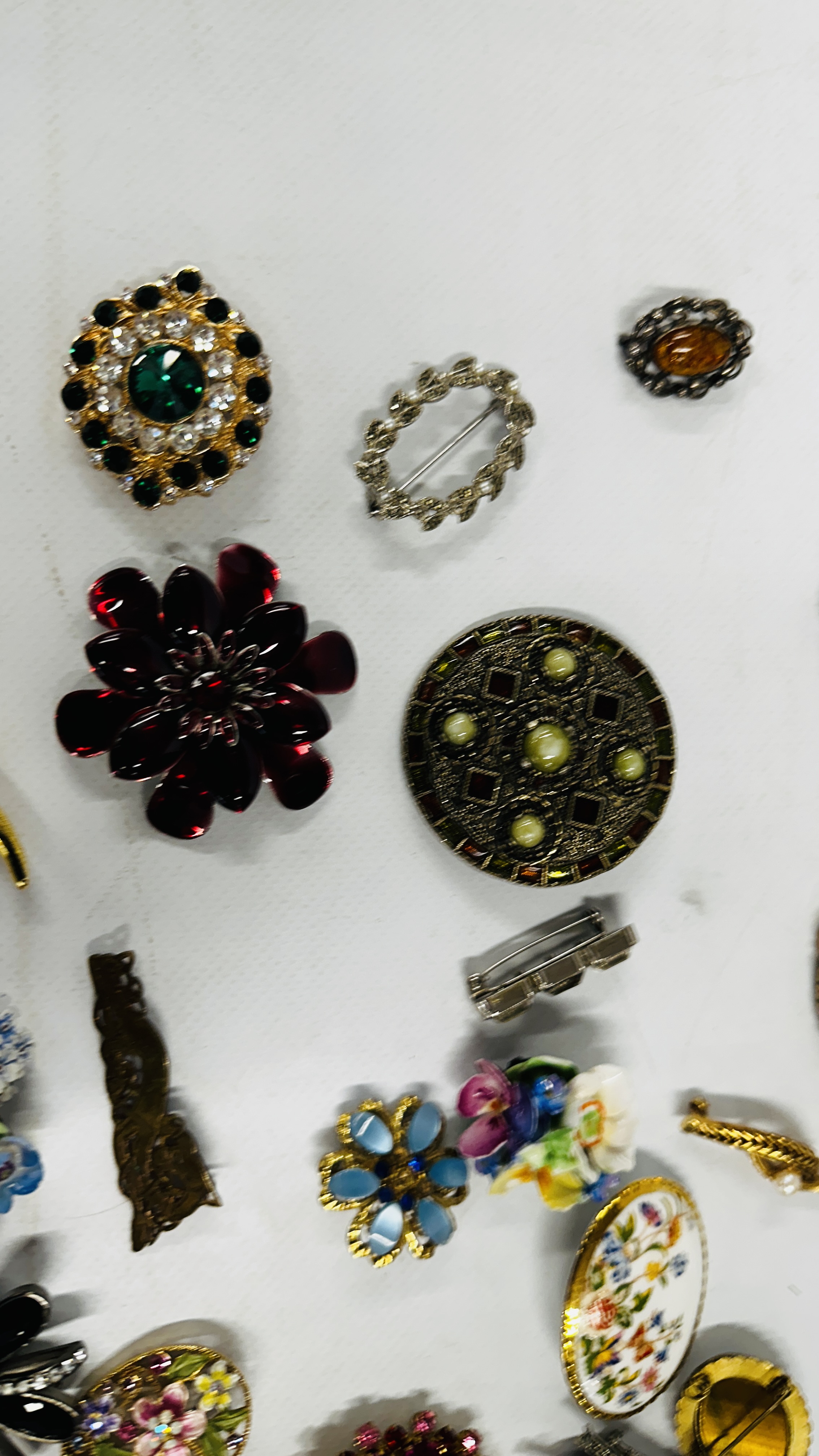 AN EXTENSIVE COLLECTION OF ASSORTED MODERN AND VINTAGE BROOCHES TO INCLUDE A SILVER AMBER SET - Bild 8 aus 9