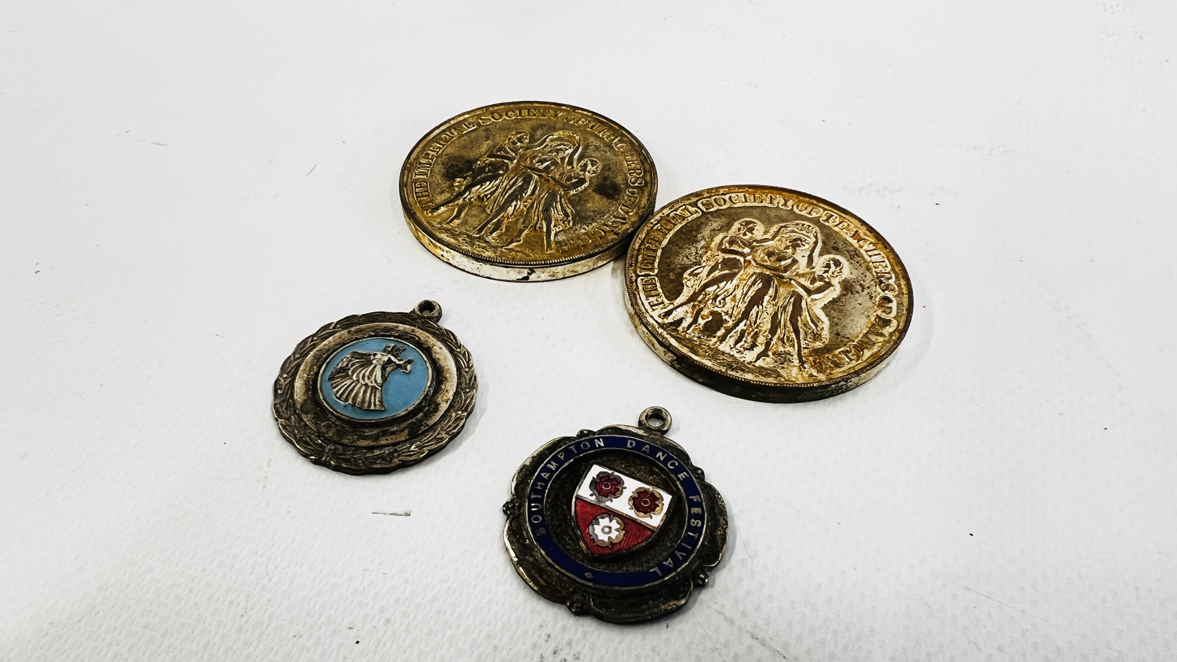 A GROUP OF VINTAGE MEDALS TO INCLUDE SILVER AND ENAMELLED EXAMPLES ALONG WITH AN ENAMELLED EXAMPLE - Image 6 of 7