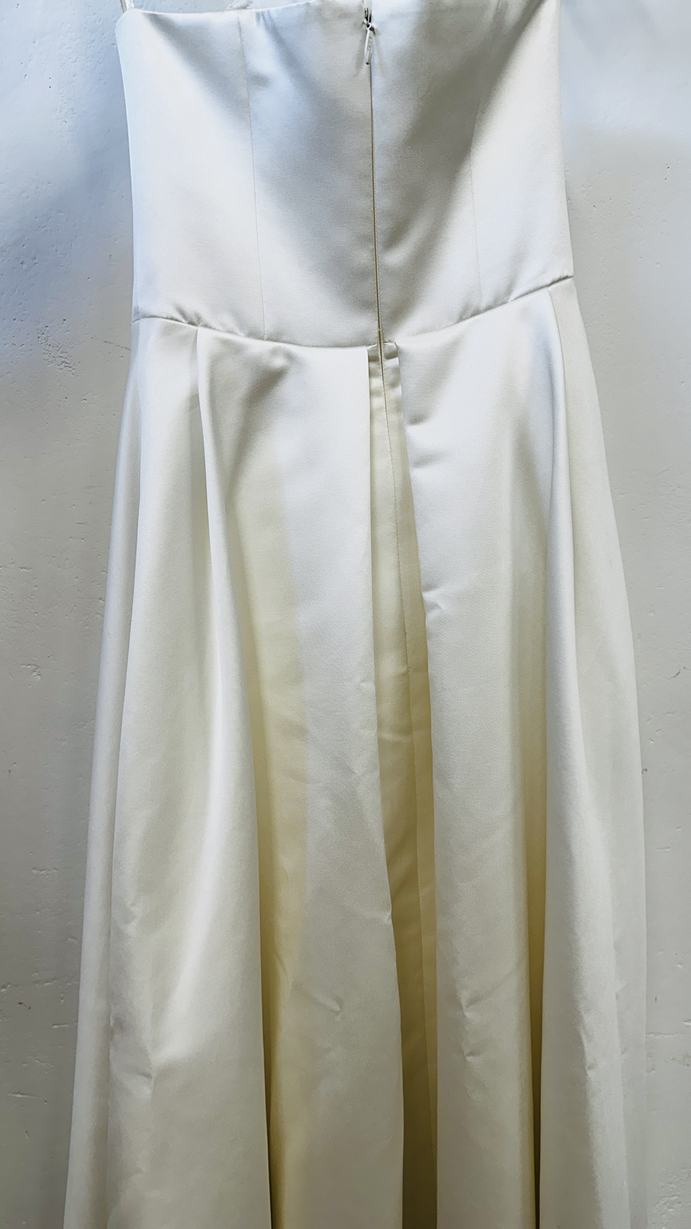 A "BIANCO EVENTO" WEDDING DRESS 40/L ALONG WITH TWO VEILS. - Image 6 of 11