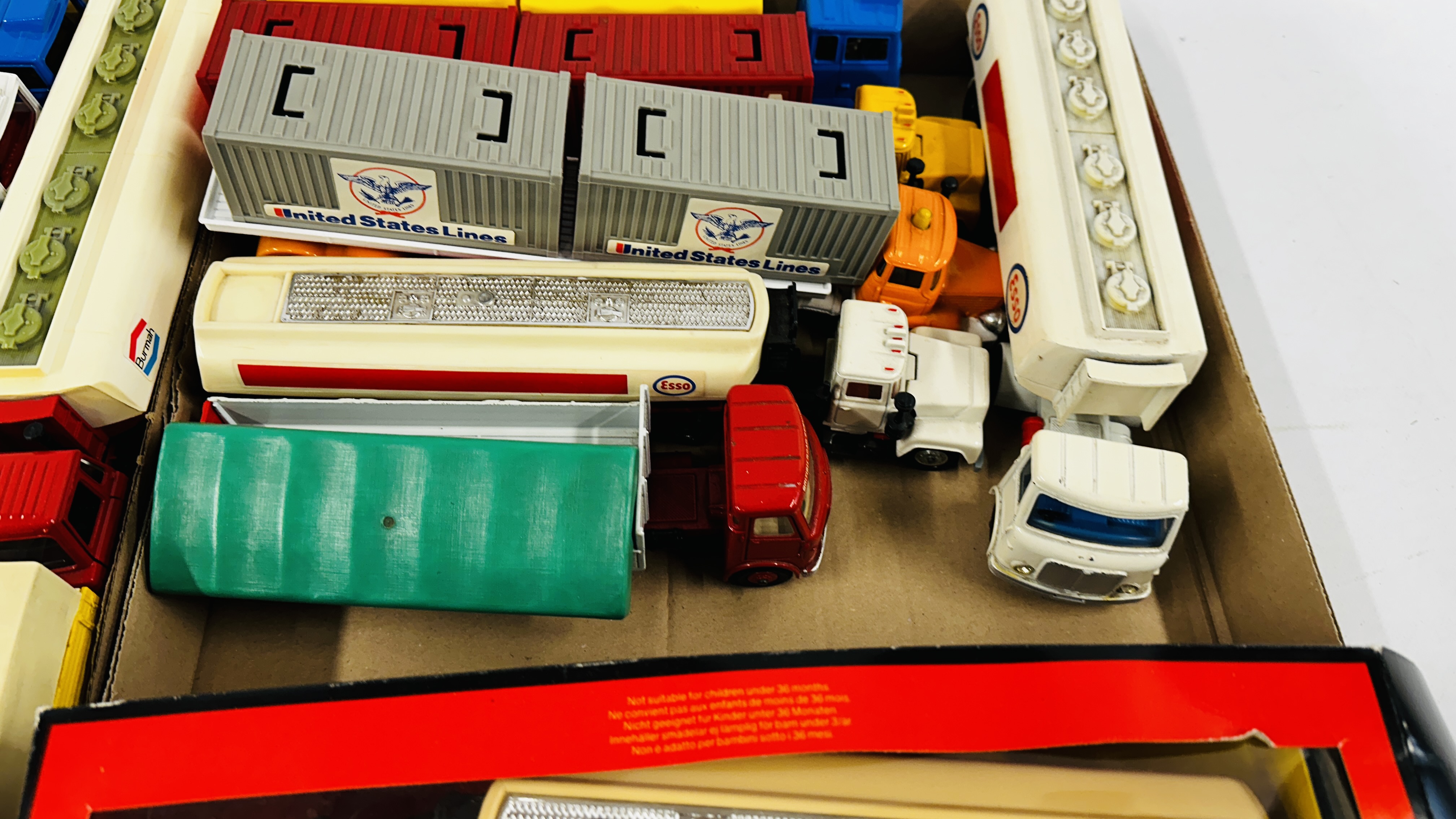 2 X TRAYS CONTAINING A GROUP OF ASSORTED DIE-CAST MODEL TRANSPORTER LORRIES TO INCLUDE ESSO AND - Bild 9 aus 16