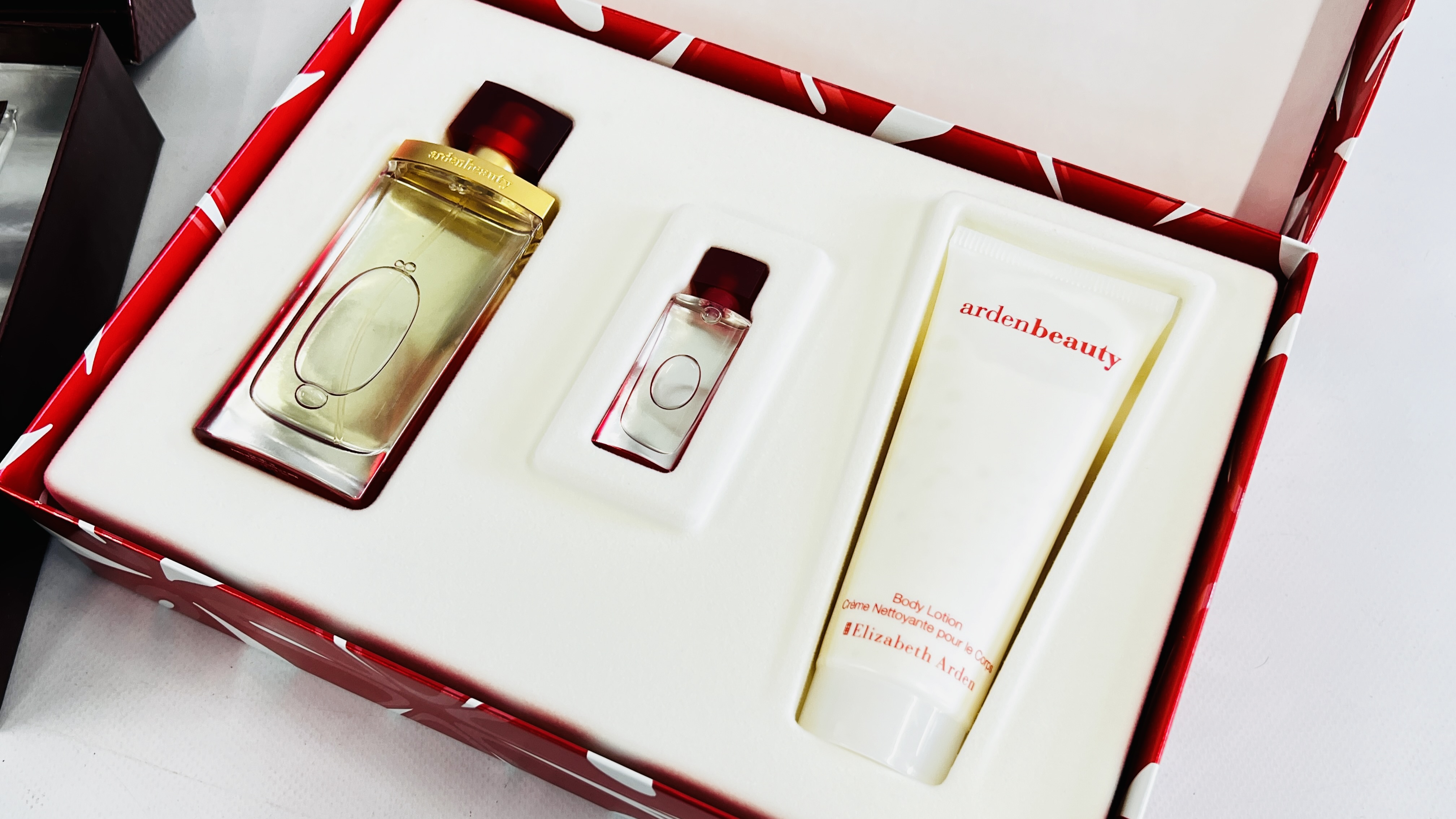 A GROUP OF 4 BOXED PERFUME GIFT SETS TO INCLUDE EXAMPLES MARKED "ESTEE LAUDER" DAZZLING SILVER, - Image 5 of 6