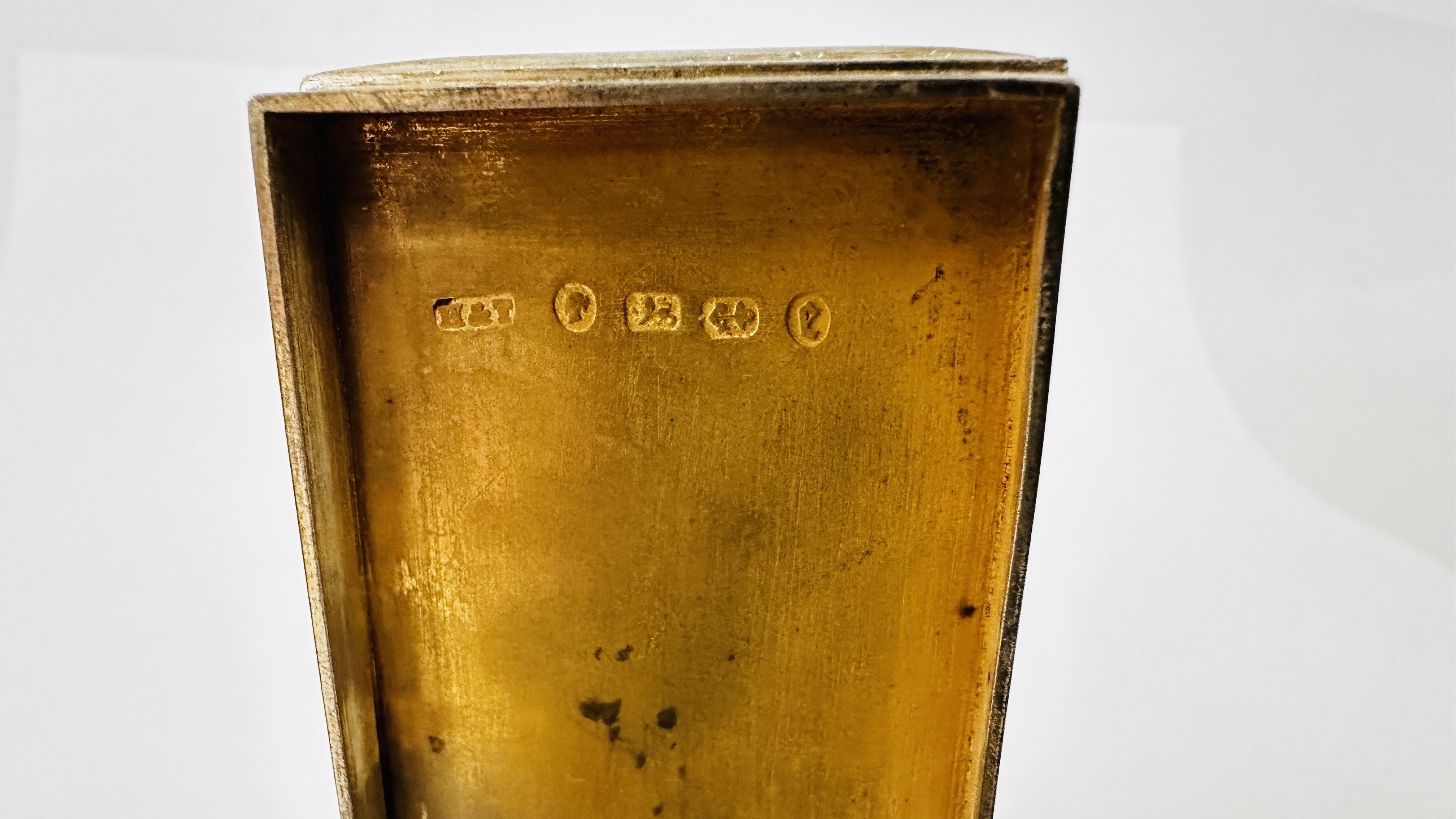 A VICTORIAN SILVER SNUFF BOX WITH HINGED LID, BIRMINGHAM 1879 MAKER HILLIARD & THOMASON L 7 X W 4. - Bild 10 aus 14