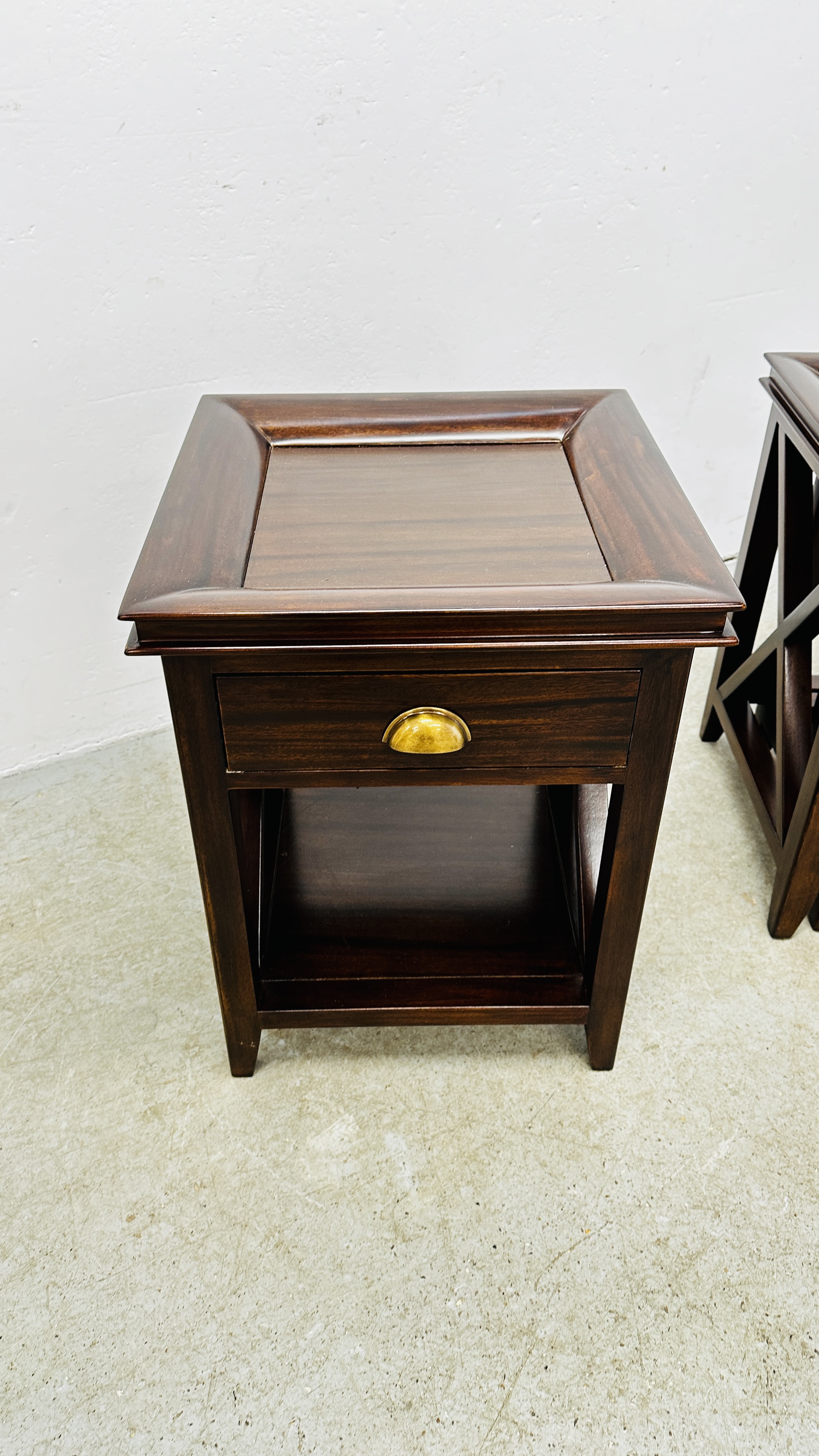 A NEST OF 3 HARDWOOD OCCASIONAL TABLES ALONG WITH A MATCHING SINGLE DRAWER LAMP TABLE W 46 X 46 X - Image 2 of 16