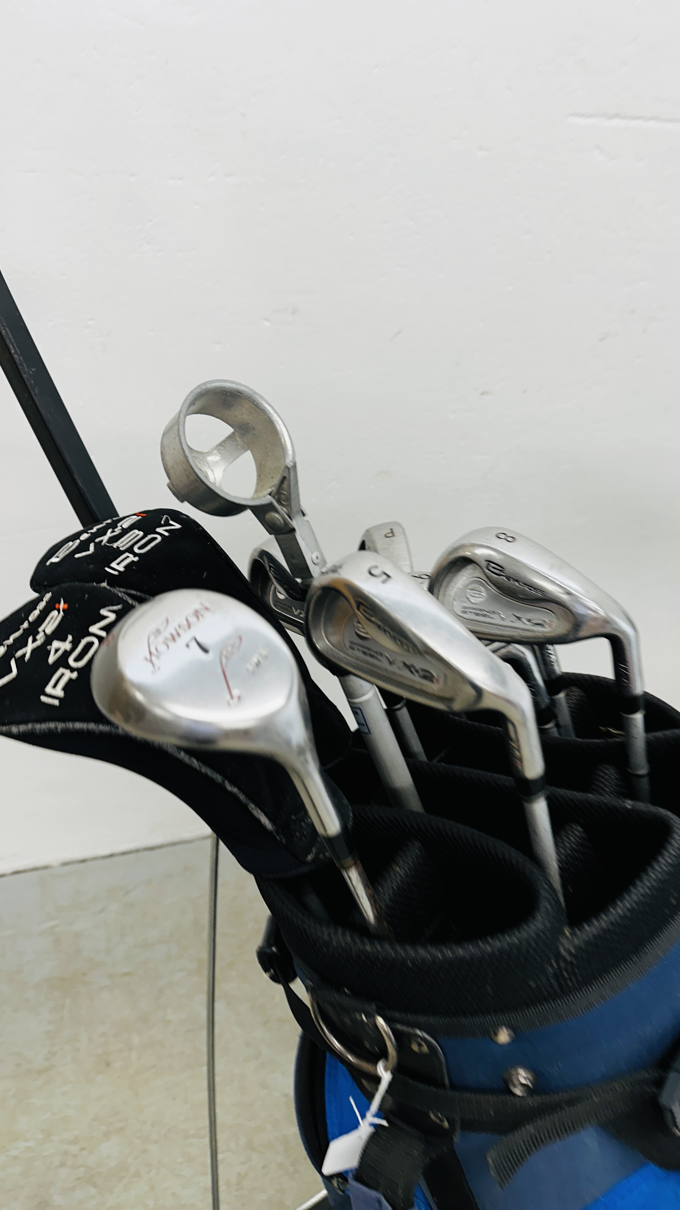 A COLLECTION OF GOLF CLUBS TO INCLUDE DUNLOP, PAT SIMMONS, BENROSS ETC. - Image 16 of 25