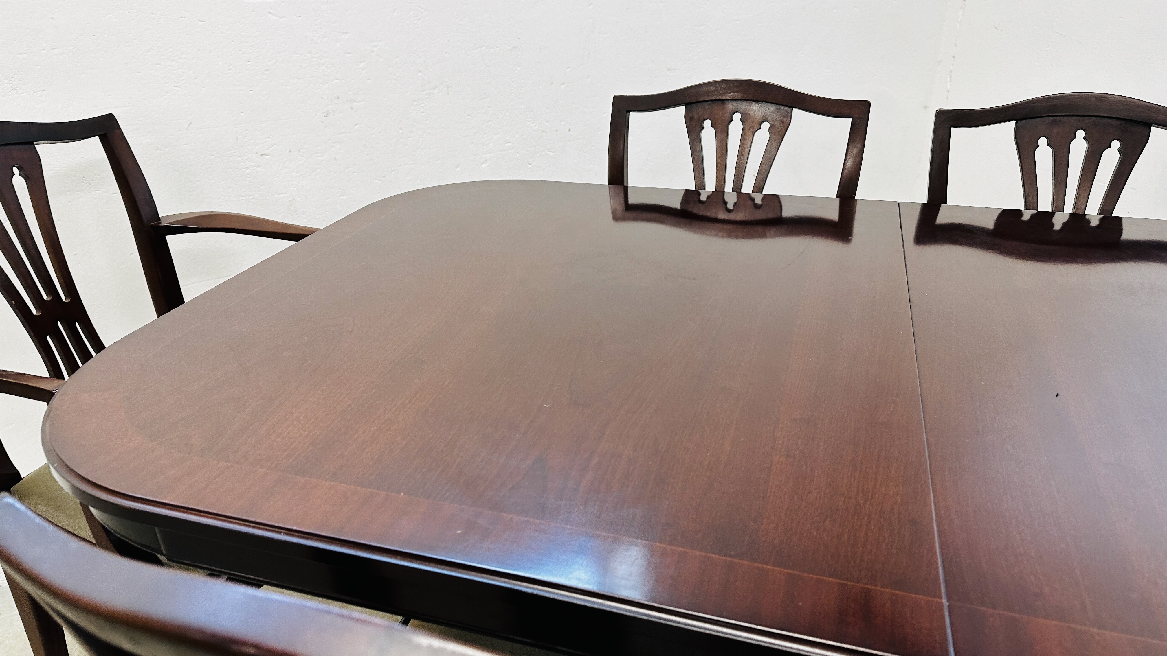 REPRODUCTION TWIN PEDESTAL MAHOGANY FINISH DINING TABLE ALONG WITH A SET OF 6 CHAIRS. - Bild 4 aus 16