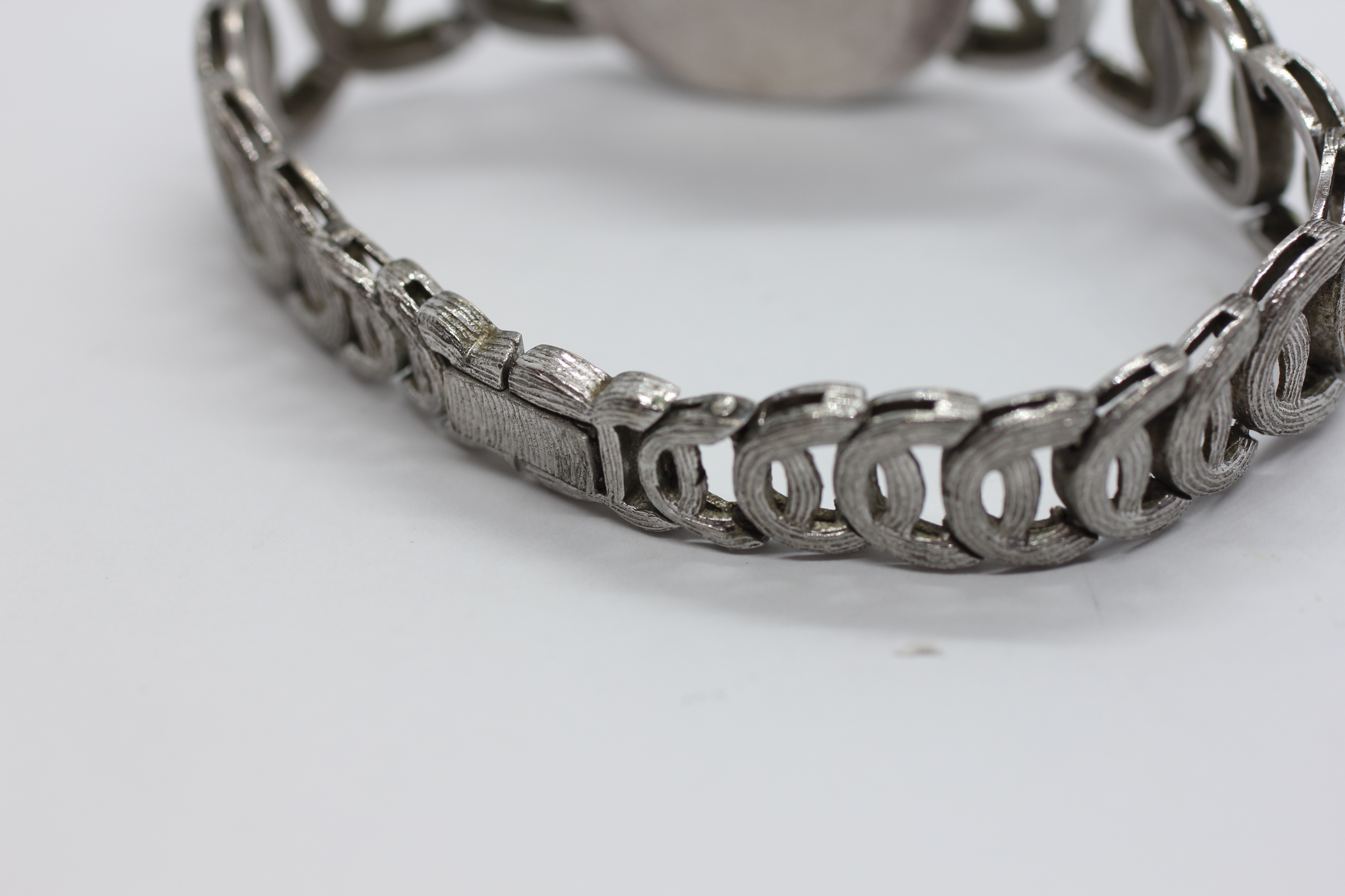 A LADIES SILVER ROTARY WRIST WATCH ON LINKED BRACELET. - Image 8 of 9