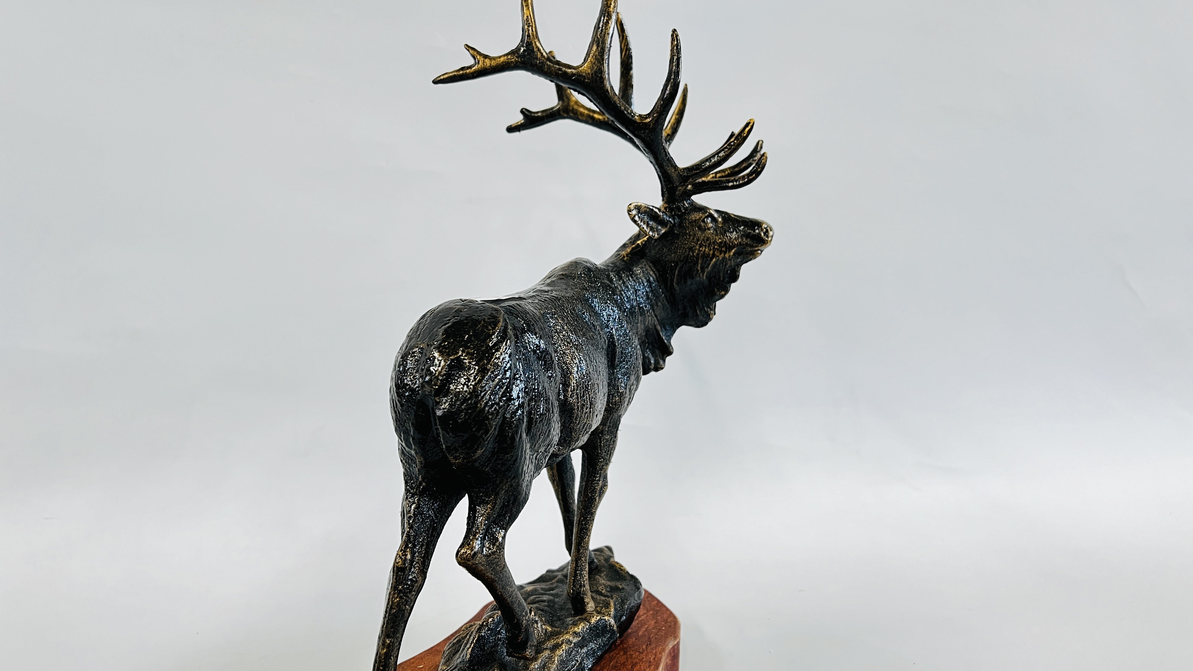 (R) CAST STAG FIGURE - WOODEN BASE - Image 3 of 8