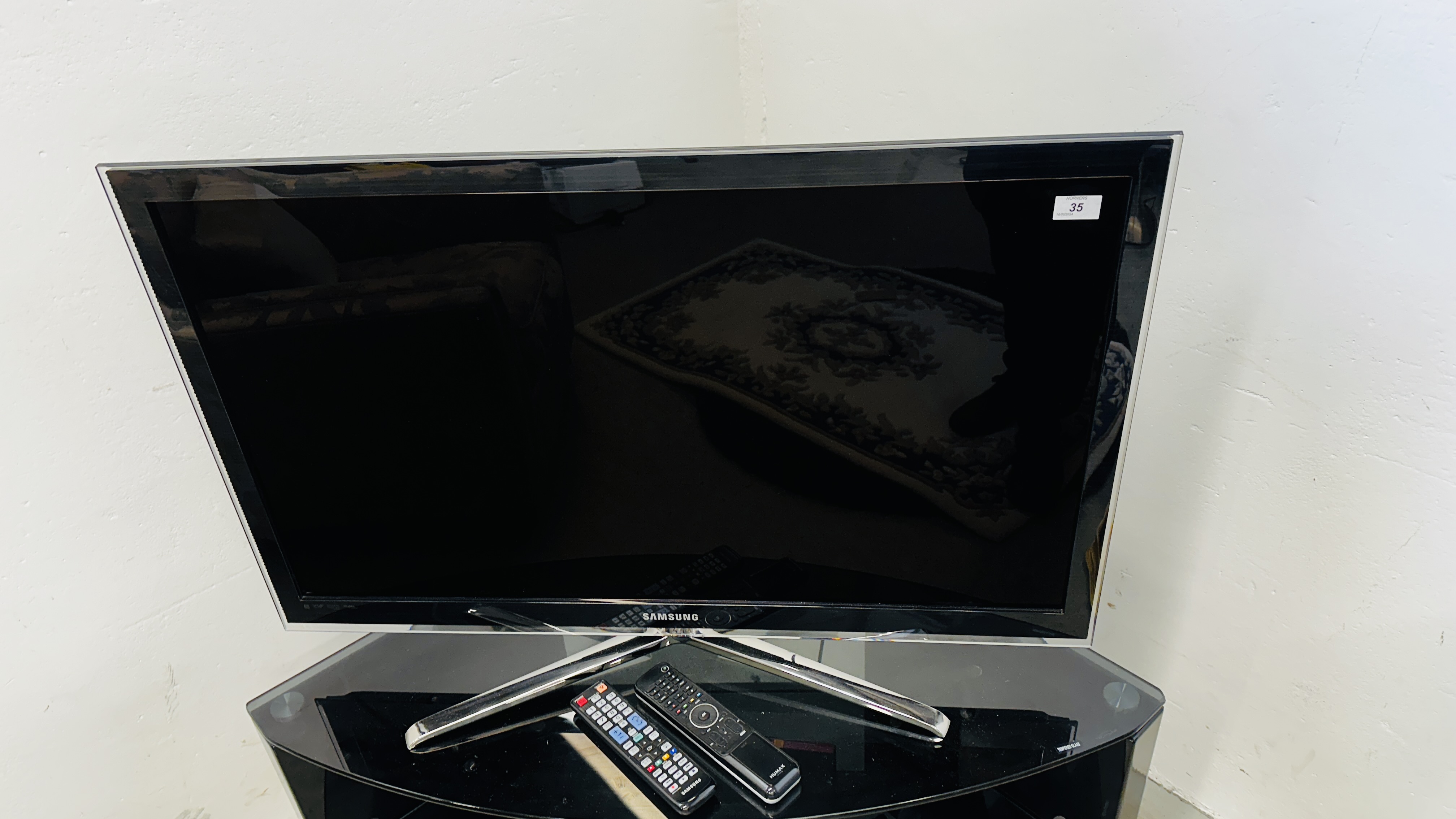 SAMSUNG 40 INCH TELEVISION ON STAND WITH HUMAX HARD DRIVE RECORDER BOTH WITH REMOTES - SOLD AS SEEN. - Bild 9 aus 14