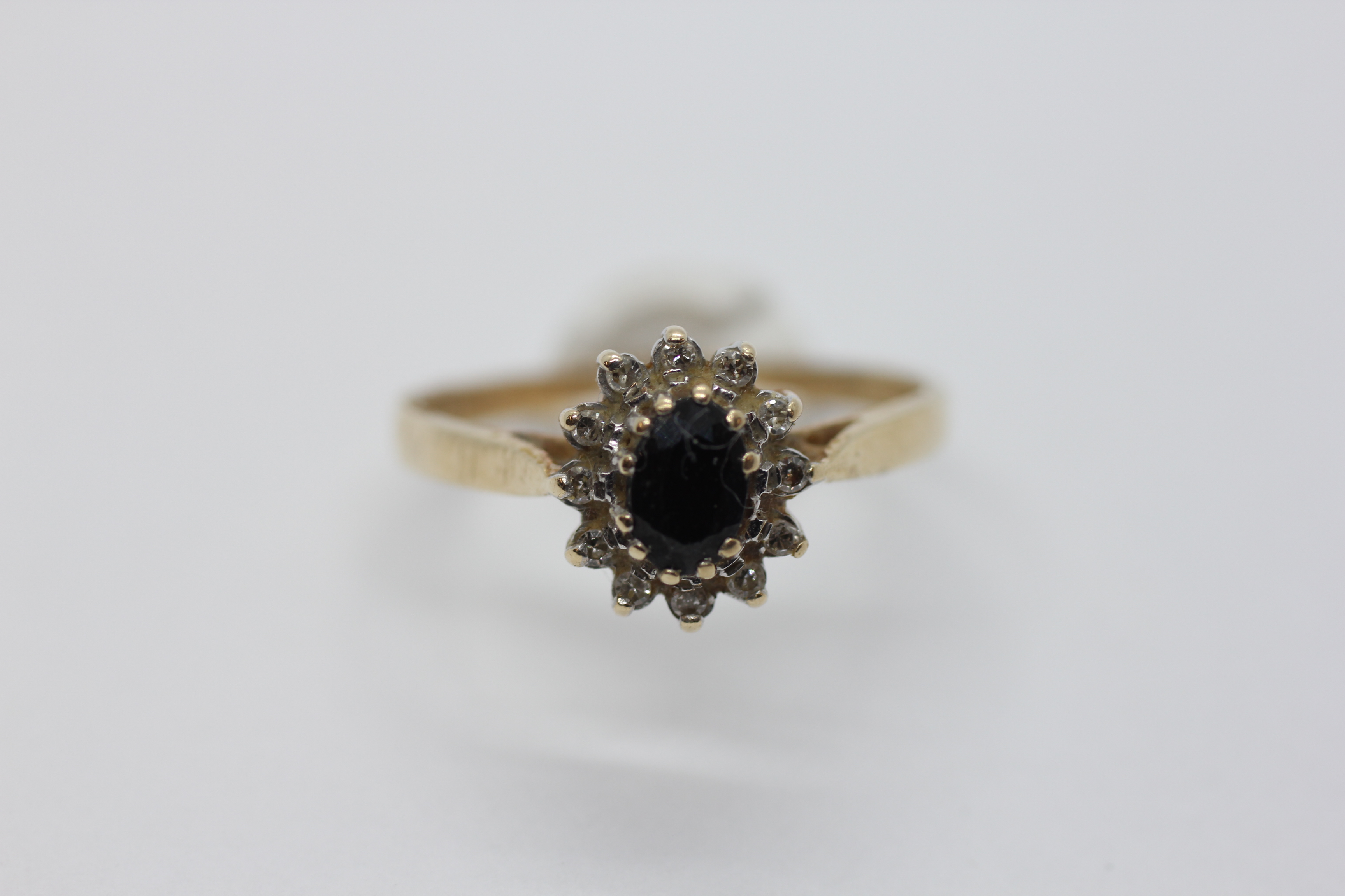A 9CT GOLD DIAMOND AND SAPPHIRE CLUSTER RING. - Bild 6 aus 8