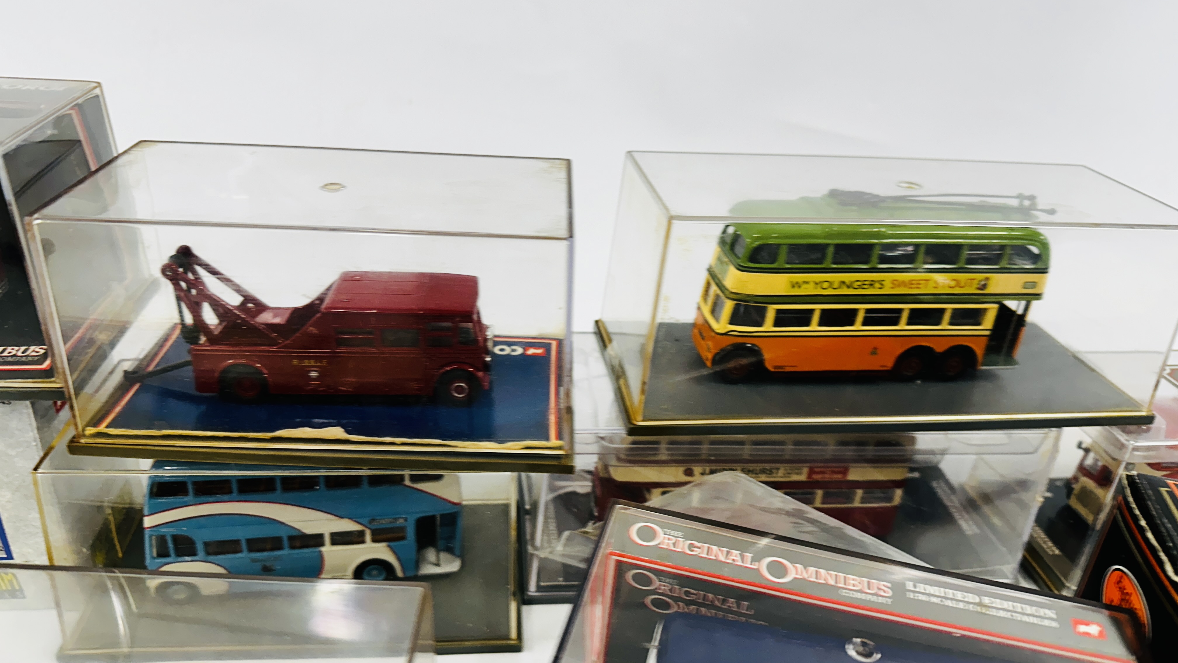 A GROUP OF 14 ASSORTED BOXED CORGI 00C + EFE BUSES ETC. - Bild 7 aus 11