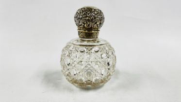 A VICTORIAN SILVER AND CUT GLASS PERFUME DECANTER, LONDON 1898 MAKER GIBSON & LANGMAN.