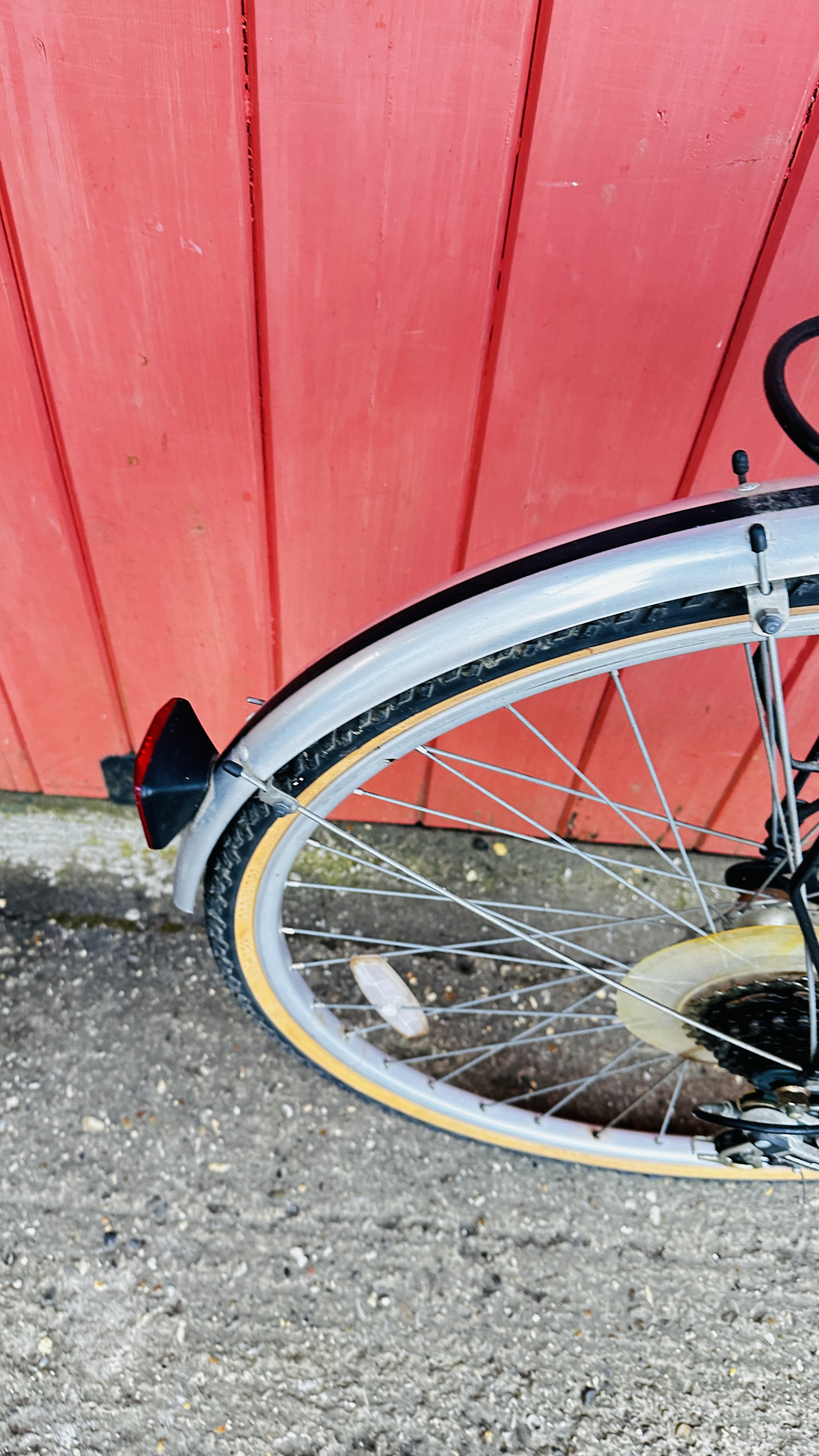 A LADIES CLAUDE BUTLER LEGAND 18 SPEED BICYCLE. - Image 13 of 15