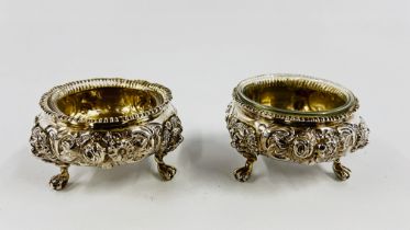 A PAIR OF ANTIQUE SILVER SALTS (CLEAR GLASS LINERS NOT ORIGINAL) LONDON 1862 MAKER D.H. DIAM 7.