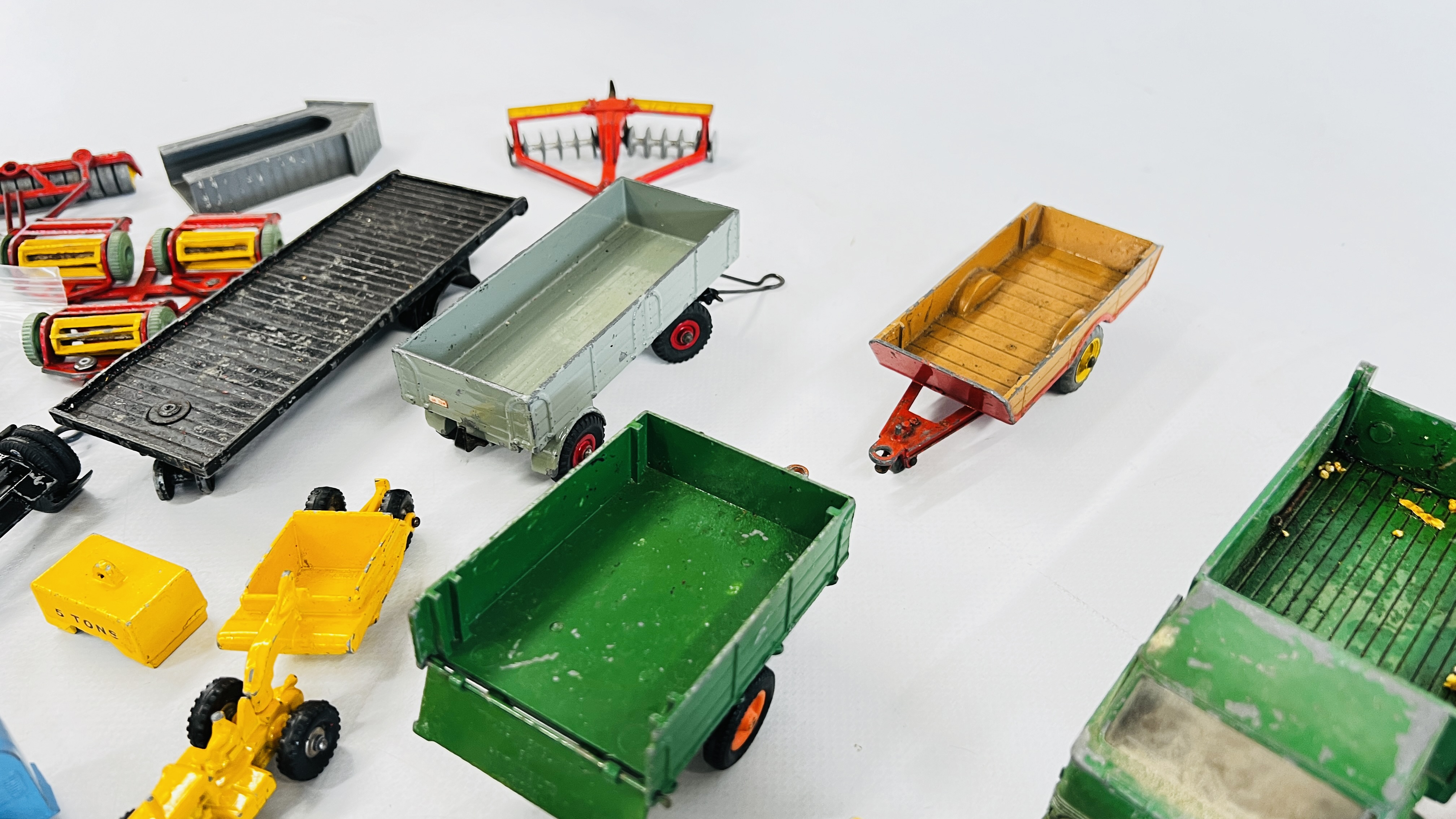 2 X TRAYS OF ASSORTED VINTAGE DIE-CAST MODEL VEHICLES TO INCLUDE DINKY, - Image 7 of 12