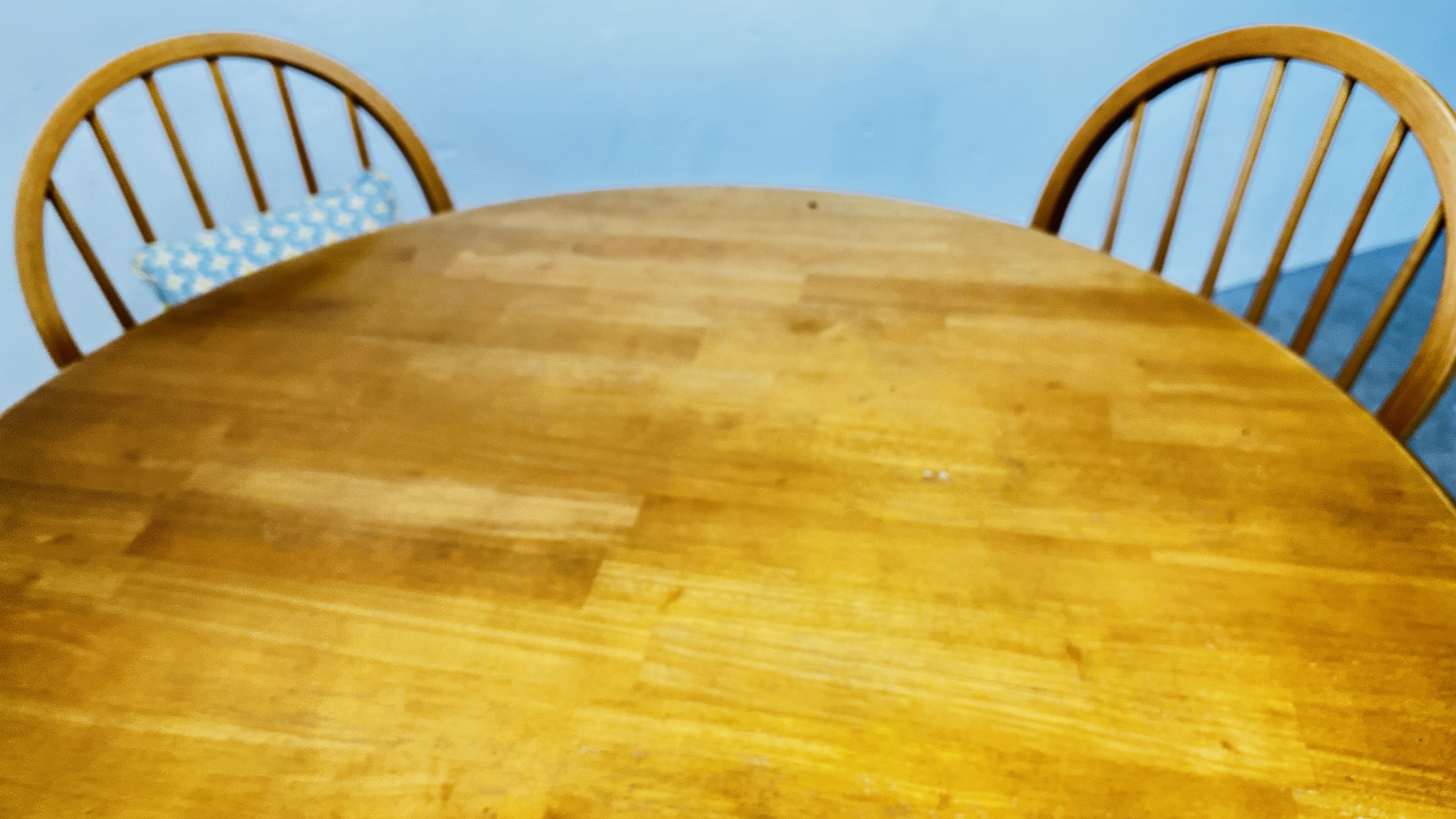 A CIRCULAR BEECH WOOD PEDESTAL KITCHEN TABLE AND FOUR CHAIRS (TABLE DIAMETER 106CM) - Bild 9 aus 11