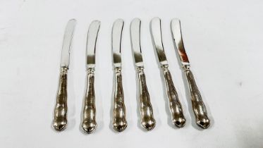 A SET OF 6 SILVER HANDLES BUTTER KNIVES, HALLMARKED 1900, MAKER B&D.