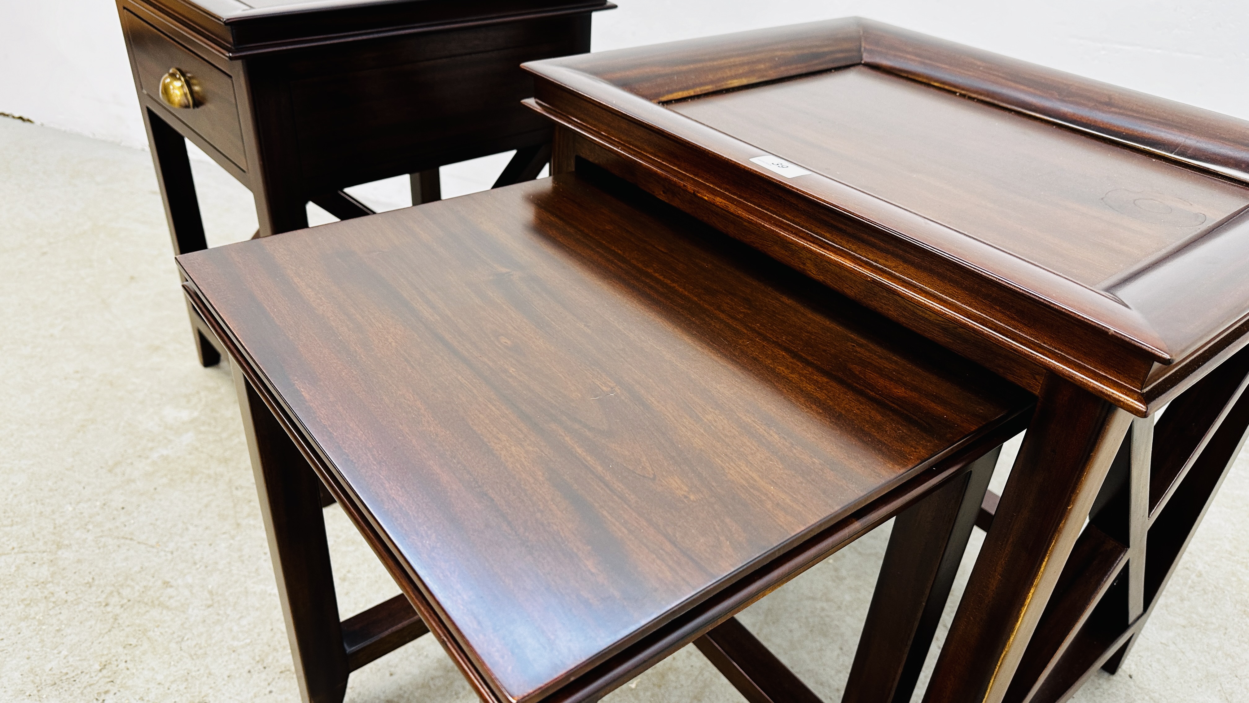 A NEST OF 3 HARDWOOD OCCASIONAL TABLES ALONG WITH A MATCHING SINGLE DRAWER LAMP TABLE W 46 X 46 X - Image 16 of 16