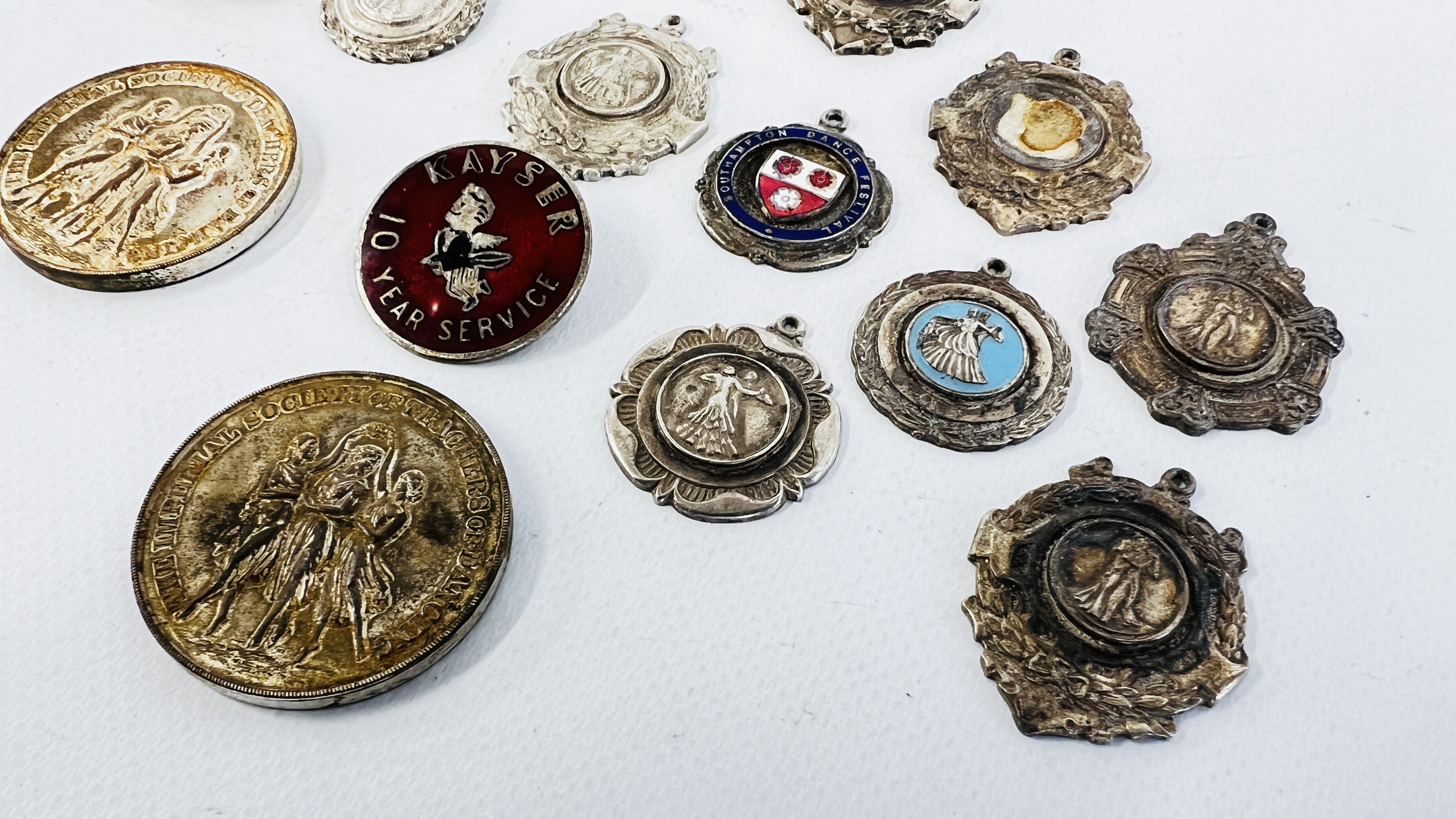 A GROUP OF VINTAGE MEDALS TO INCLUDE SILVER AND ENAMELLED EXAMPLES ALONG WITH AN ENAMELLED EXAMPLE - Bild 5 aus 7