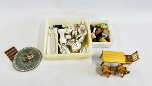 A BOX OF ASSORTED DOLLS HOUSE FURNITURE AND ACCESSORIES AND MINIATURE CERAMICS TO INCLUDE EXAMPLES