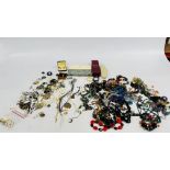 A BOX CONTAINING AN EXTENSIVE COLLECTION OF ASSORTED COSTUME JEWELLERY,