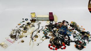 A BOX CONTAINING AN EXTENSIVE COLLECTION OF ASSORTED COSTUME JEWELLERY,