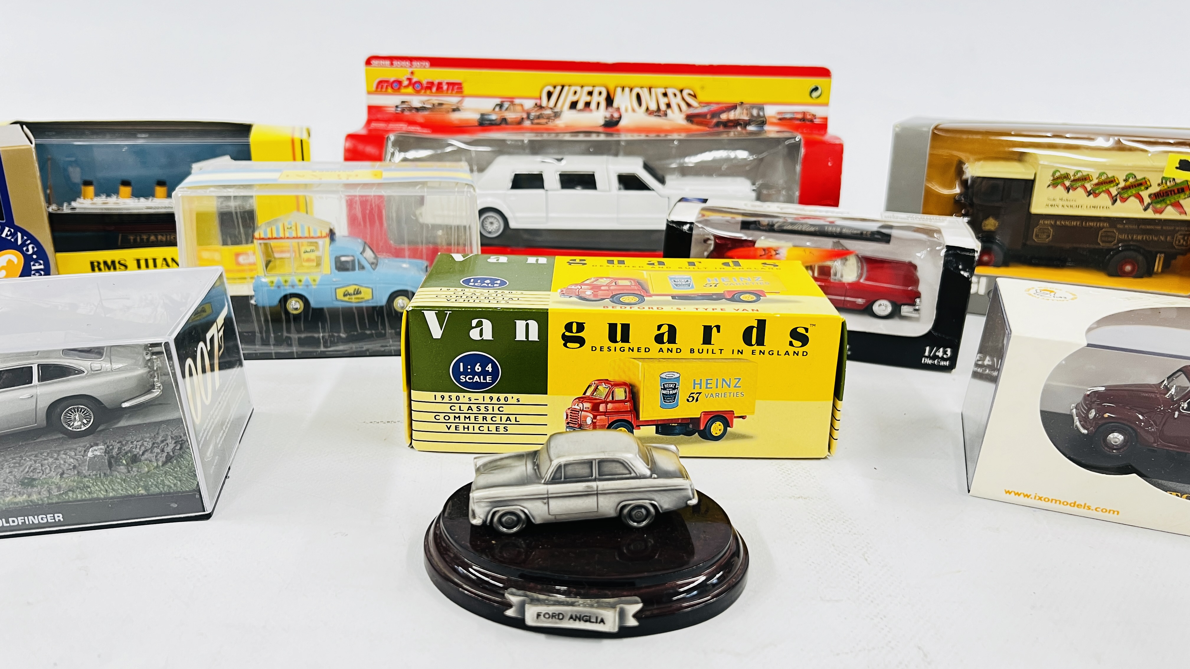 A BOX OF ASSORTED BOXED DIE-CAST MODEL VEHICLES TO INCLUDE EXAMPLES MARKED CORGI, OXFORD ETC. - Bild 4 aus 6