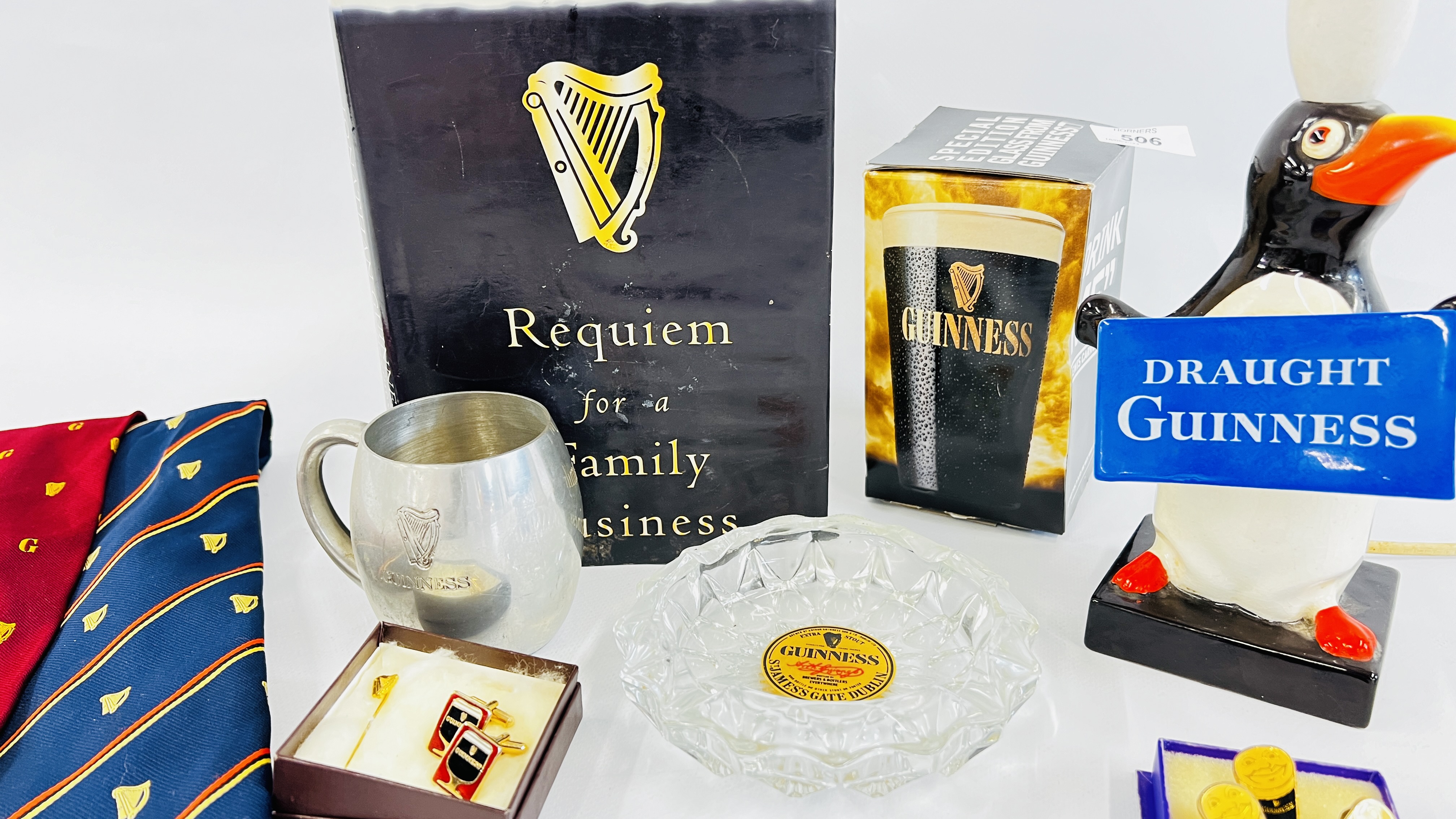 GUINNESS MERCHANDISE TO INCLUDE VINTAGE PENGUIN "DRAUGHT GUINNESS" TABLE LAMP, CUFF LINKS, - Image 4 of 7