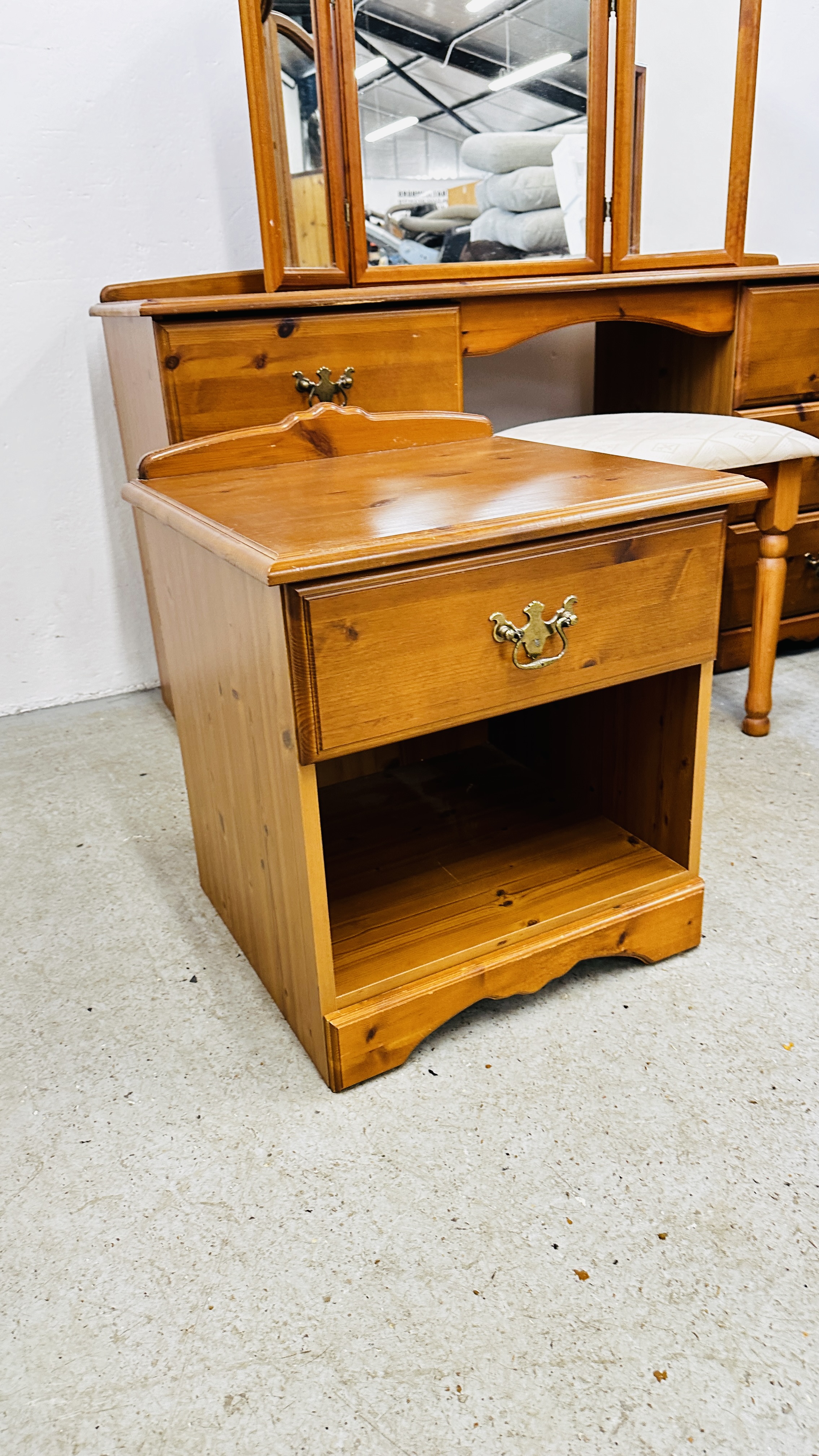 A HONEY PINE 6 DRAWER DRESSING TABLE WITH 3 FOLD MIRROR AND STOOL W 143 X D 44 X H 75CM, - Bild 7 aus 11