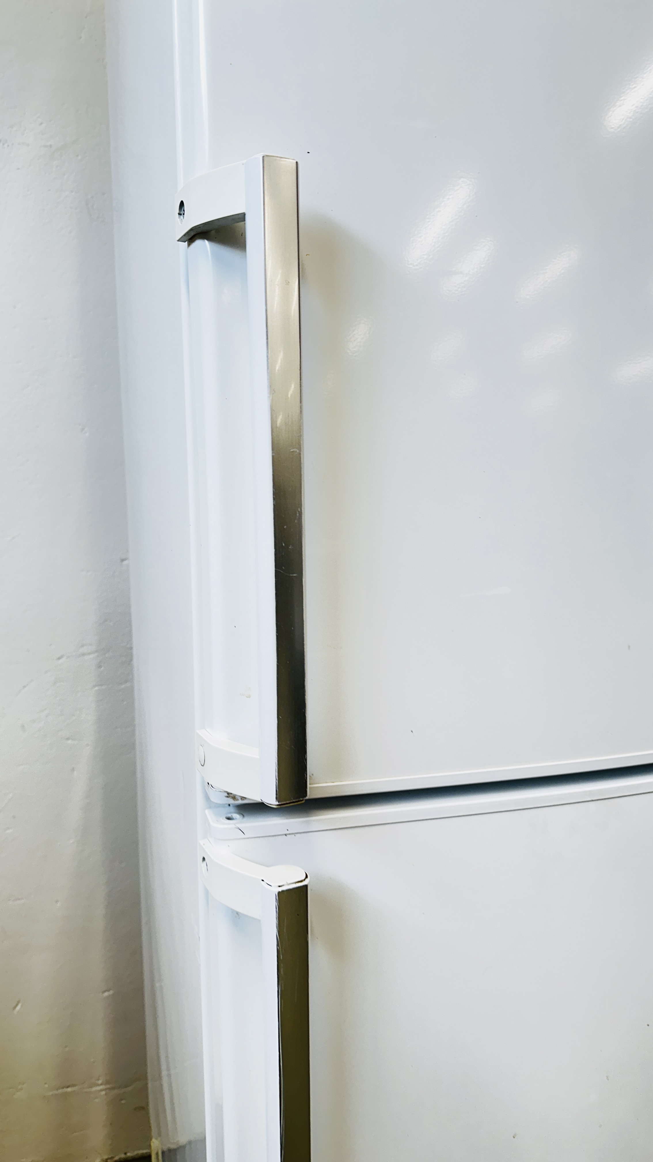 BOSCH FRIDGE FREEZER - SOLD AS SEEN. - Image 3 of 9