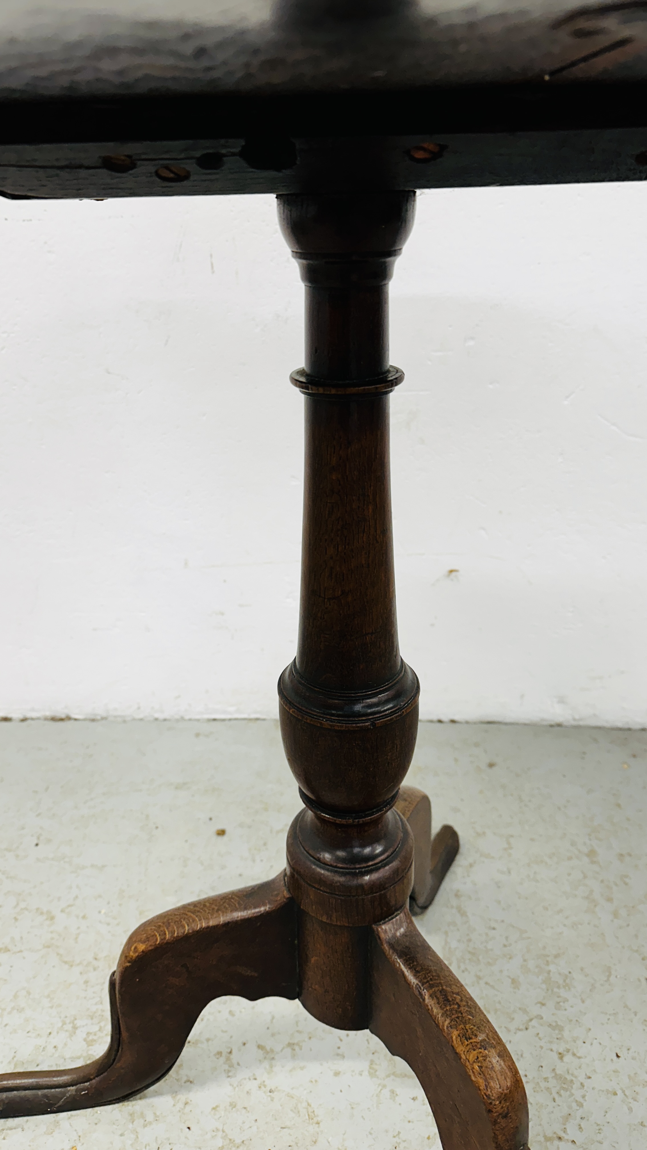 AN ANTIQUE OAK SINGLE PEDESTAL CIRCULAR OCCASIONAL TABLE ON SPLAYED TRIPOD SUPPORTS - H 66CM. - Image 4 of 10
