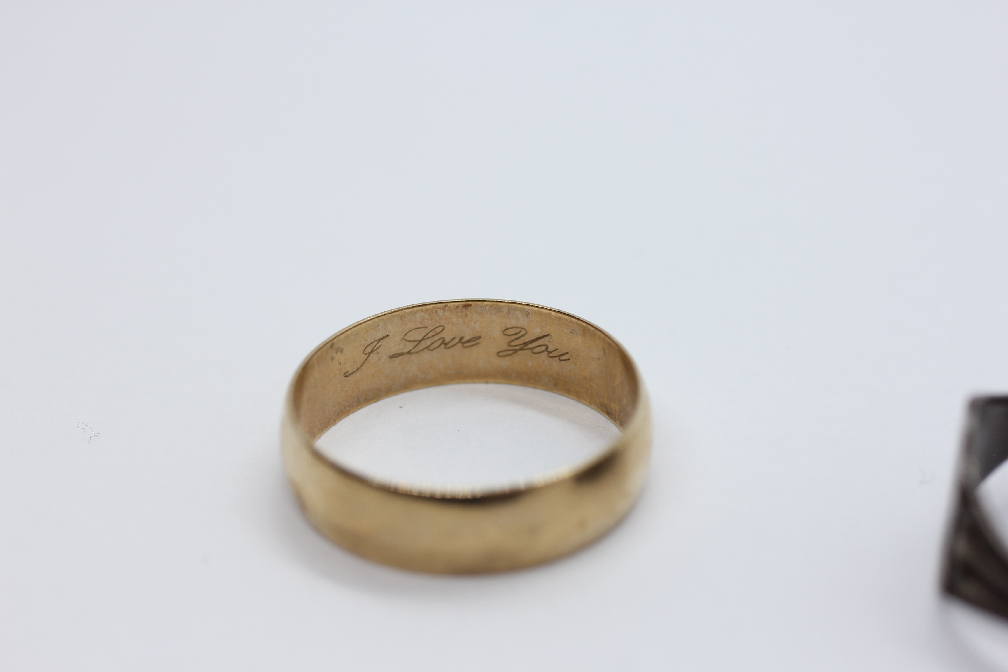 A 9CT GOLD WEDDING BAND AND A SILVER SIGNET RING. - Image 7 of 10