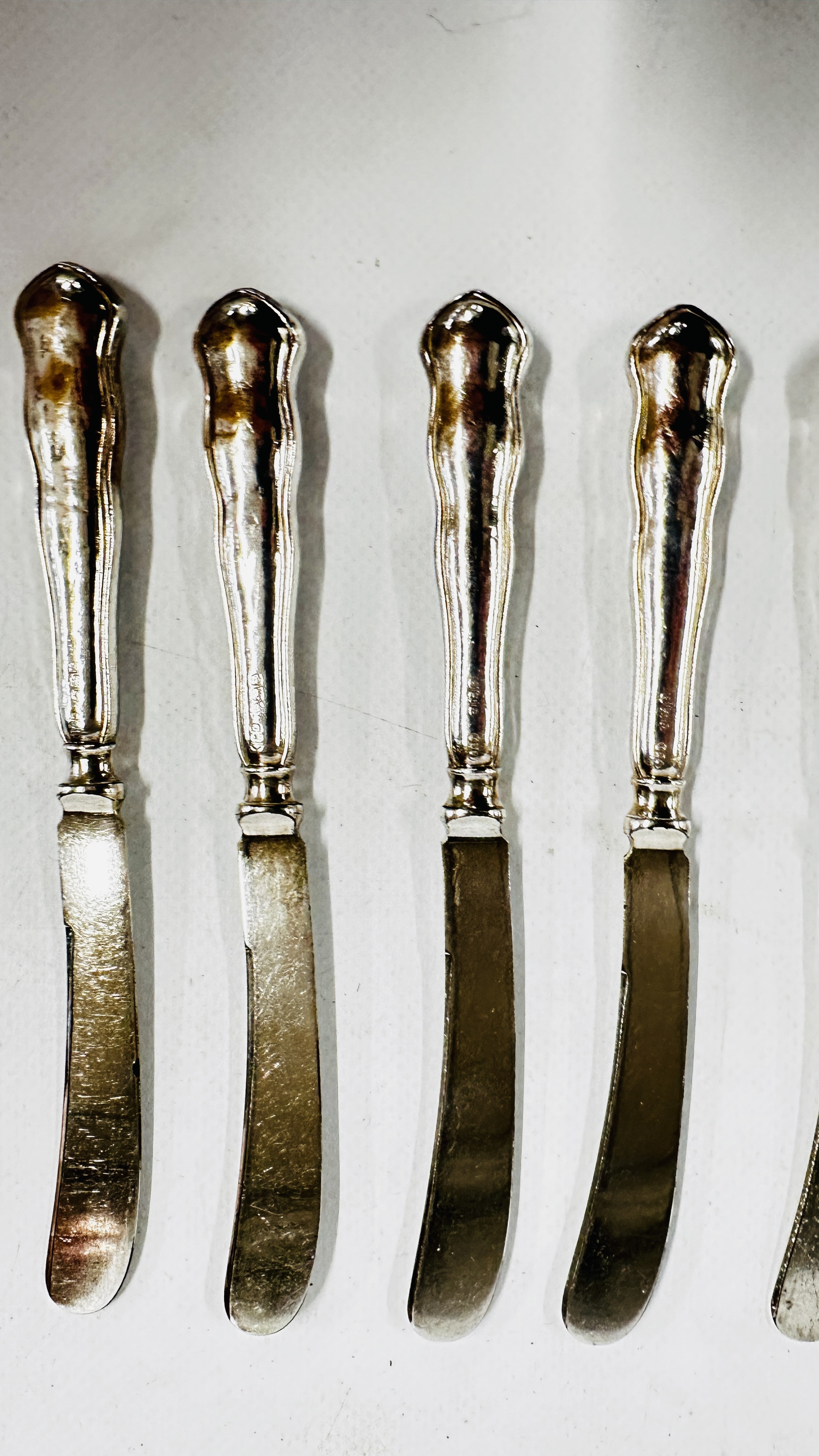 A SET OF 6 SILVER HANDLES BUTTER KNIVES, HALLMARKED 1900, MAKER B&D. - Image 3 of 5