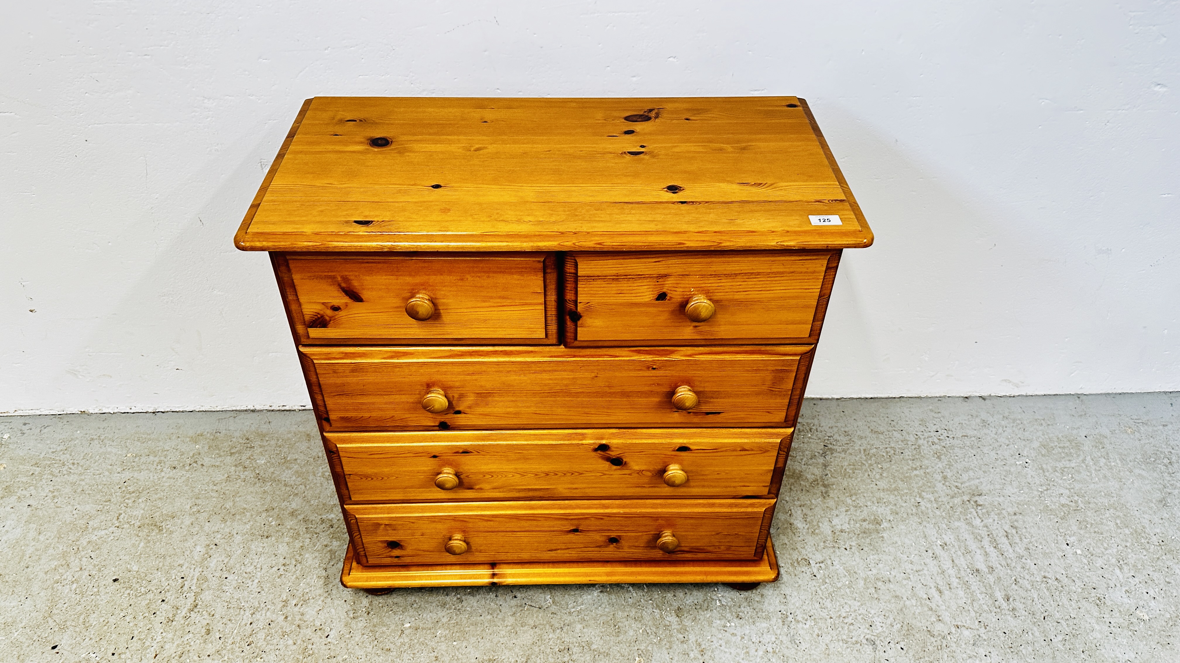 A MODERN HONEY PINE CHEST OF DRAWERS, 2 SHORT OVER 3 LONG, W 81CM, D 41CM, H 83CM. - Bild 2 aus 9