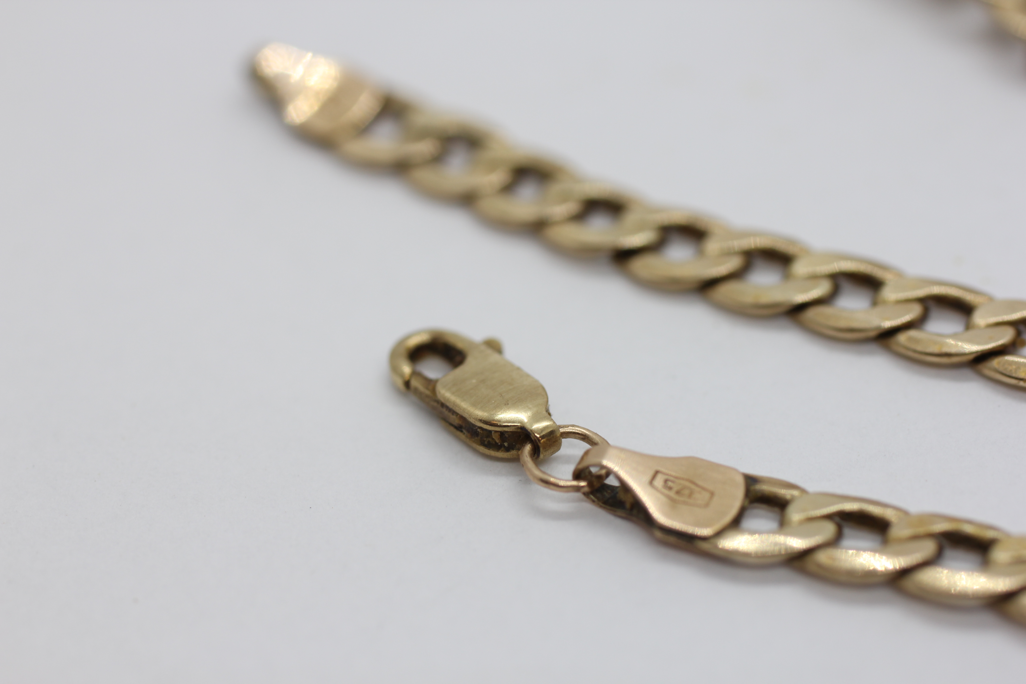 A 9CT GOLD FLAT LINK CURB CHAIN L 46CM. - Image 5 of 8