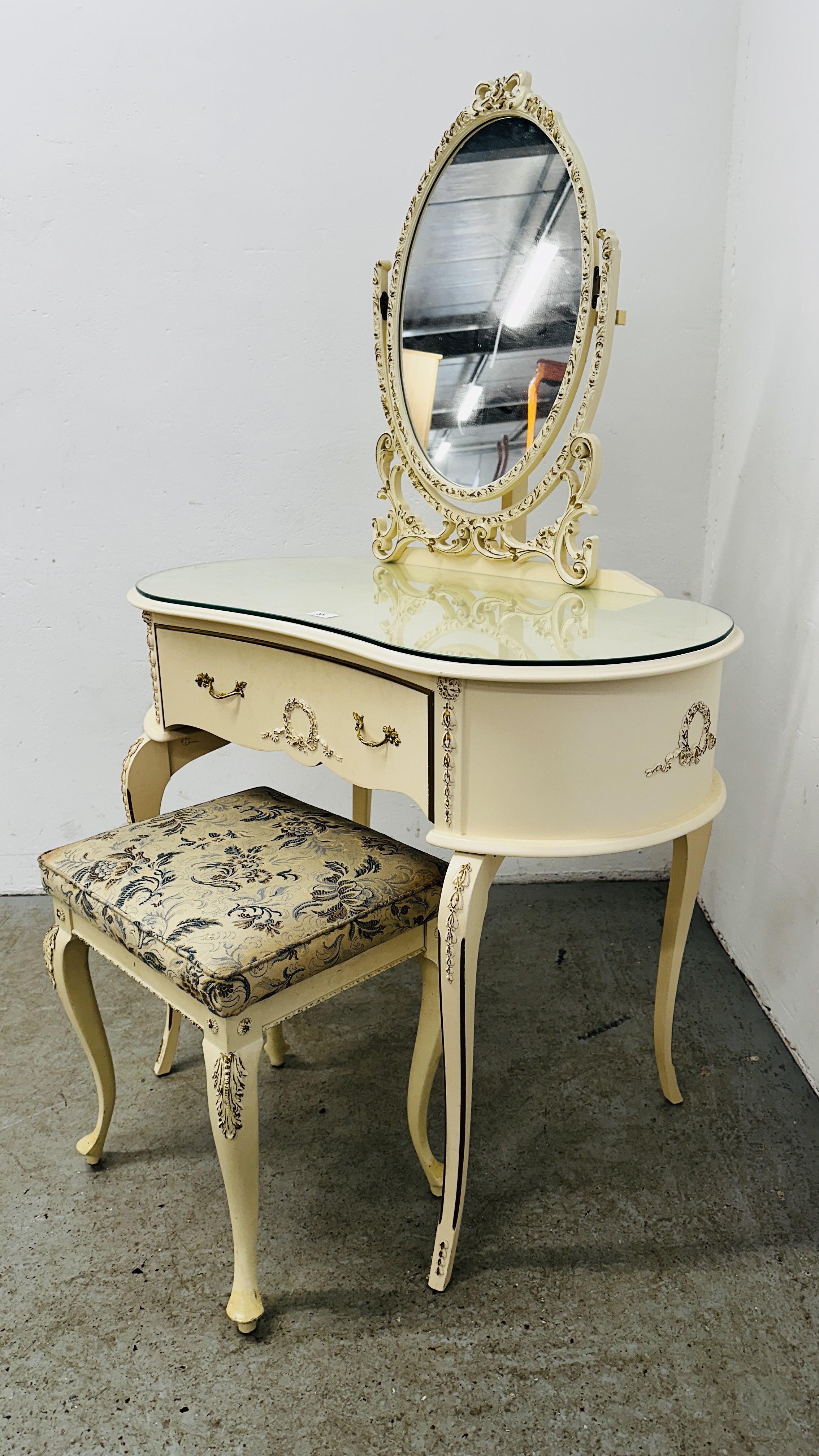A CONTINENTAL DESIGN KIDNEY SHAPE CREAM FINISH DRESSING TABLE WITH MATCHING DRESSING STOOL, - Bild 9 aus 9