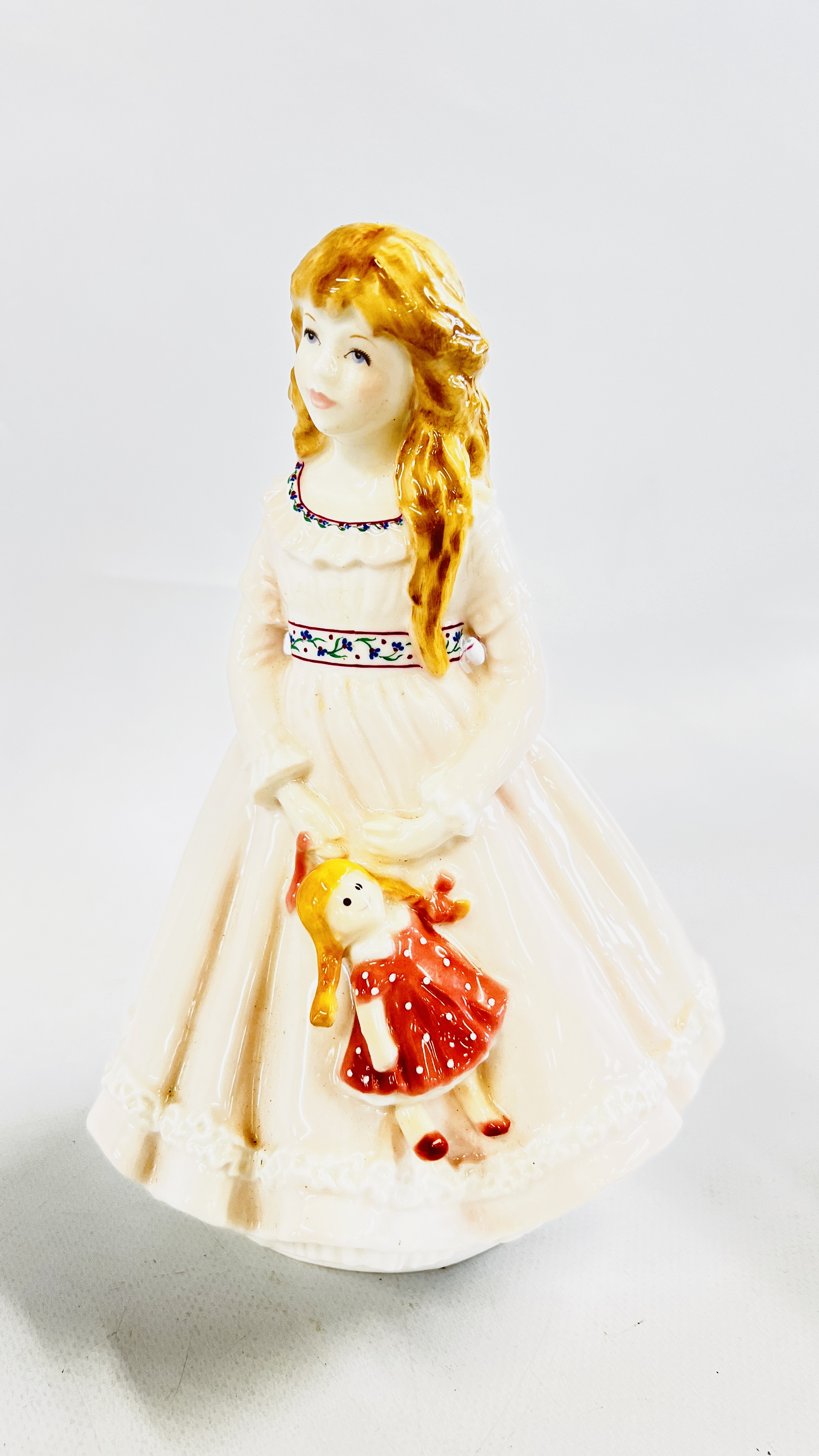 A GROUP OF THREE FIGURINES TO INCLUDE ROYAL WORCESTER DREAMS NO. 1472/500, ROSIE PICKING APPLES NO. - Image 3 of 6