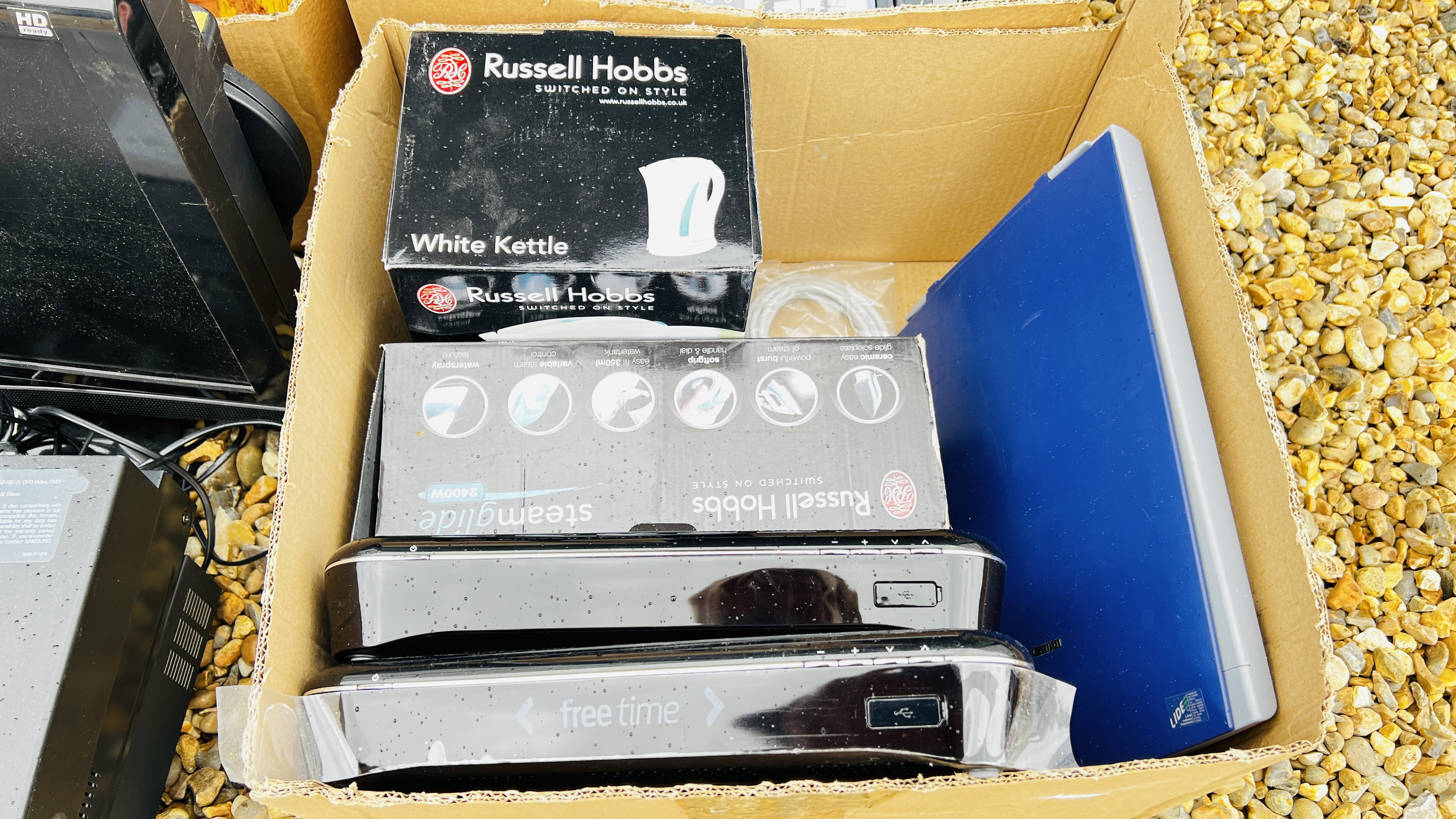 A GROUP OF HOUSEHOLD ELECTRICALS AND HI-FI EQUIPMENT TO INCLUDE RUSSELL HOBBS KETTLE & IRON, - Bild 5 aus 9