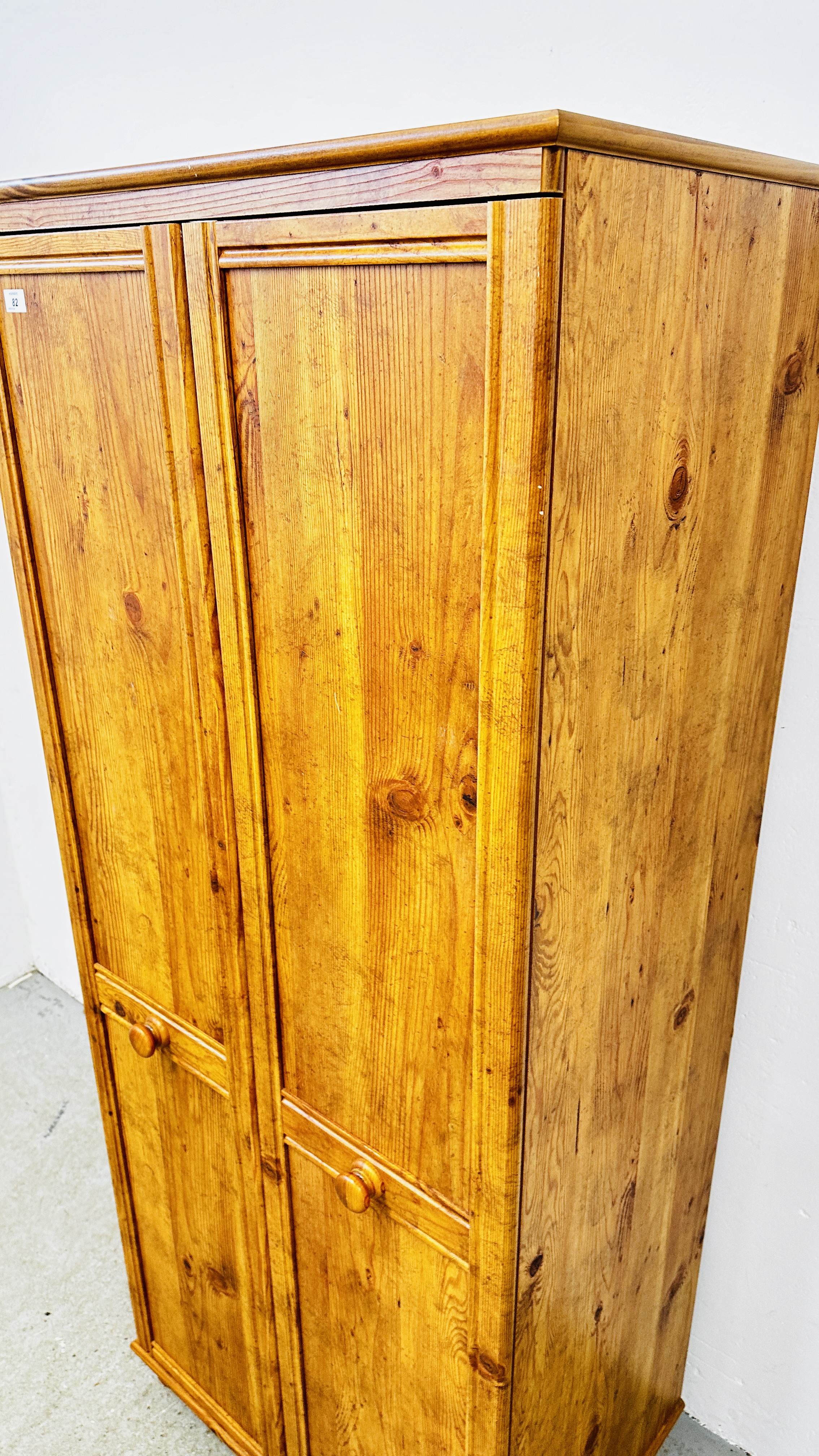 AN ALSTONS ORFORD PINE FINISH TWO DOOR WARDROBE W 78 X D 52.5 X H 184CM. - Bild 4 aus 10