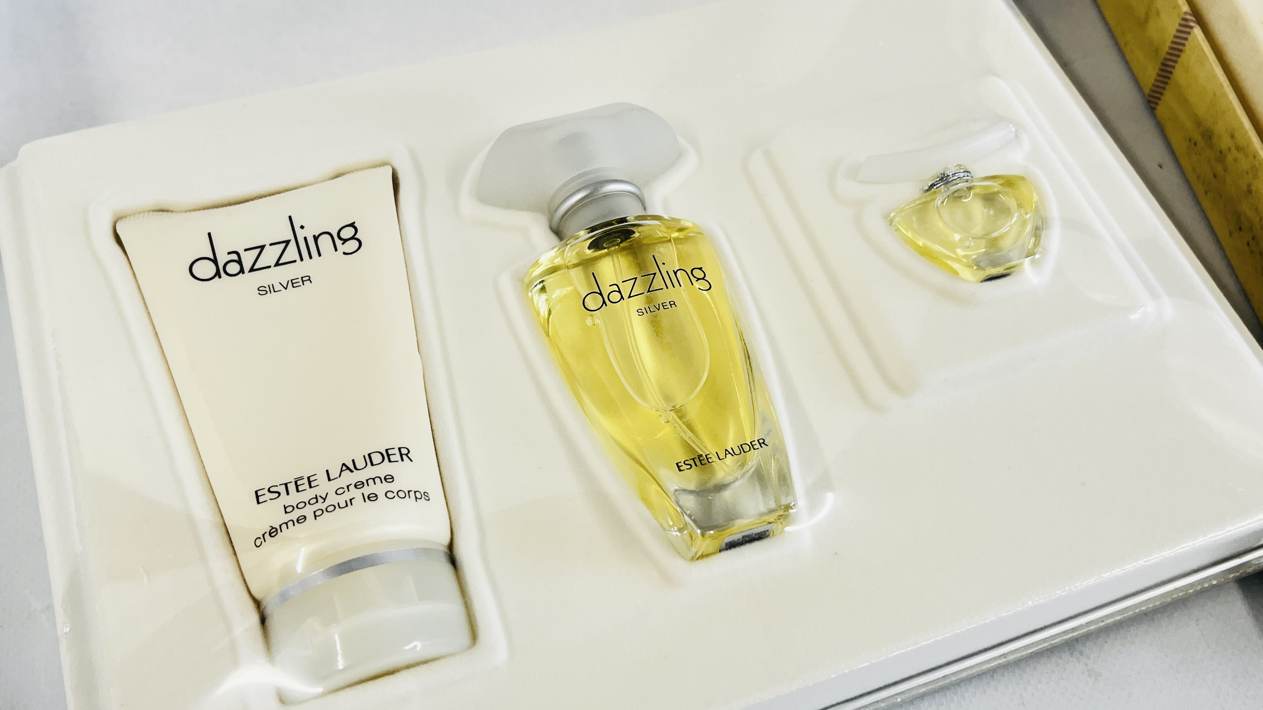A GROUP OF 4 BOXED PERFUME GIFT SETS TO INCLUDE EXAMPLES MARKED "ESTEE LAUDER" DAZZLING SILVER, - Image 2 of 6