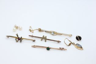 A GROUP OF FOUR 9CT. GOLD VINTAGE STONE SET BROOCHES, TWO SINGLE 9CT. GOLD EARRINGS, PAIR OF 9CT.