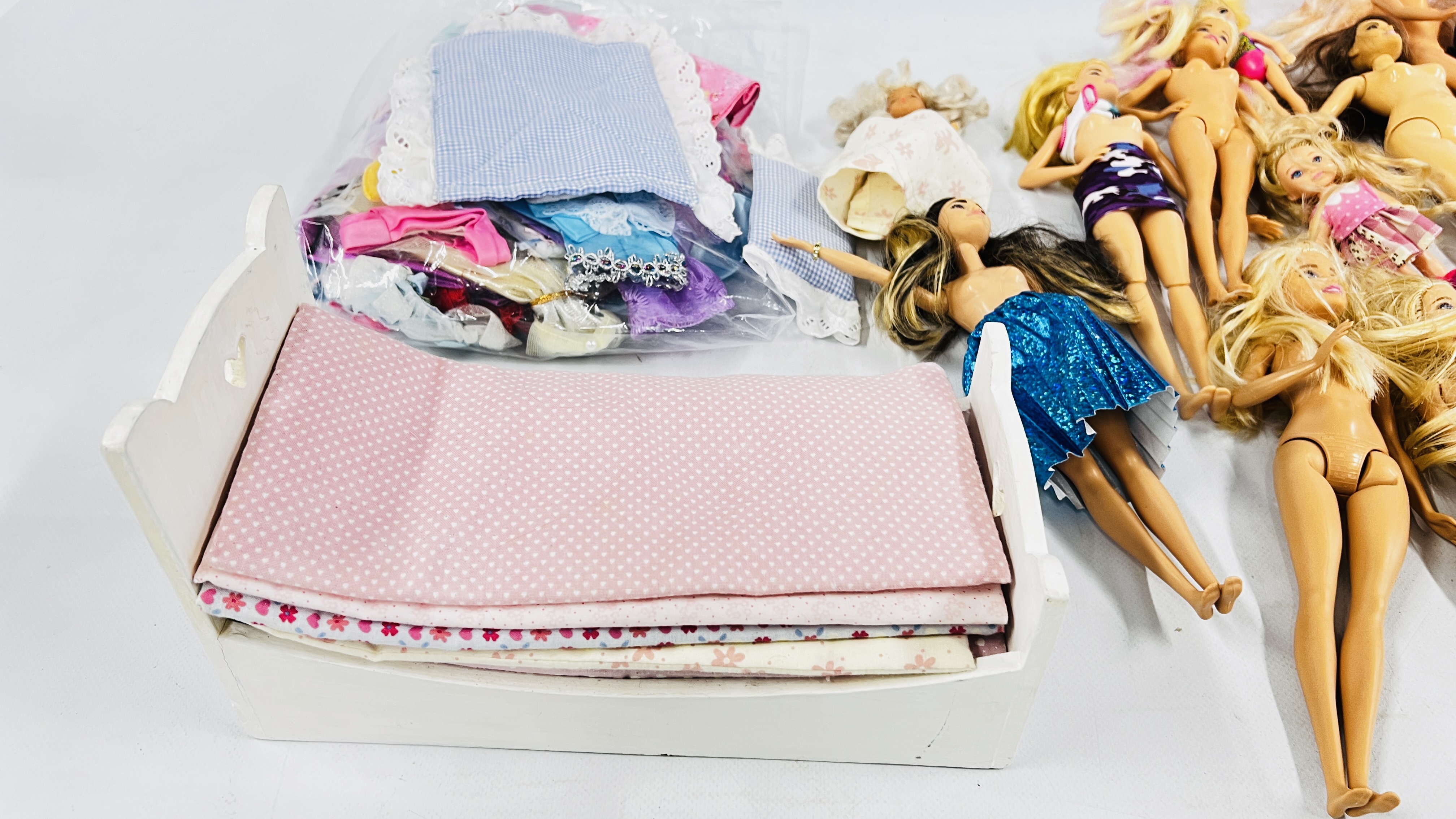 A BOX CONTAINING A GROUP OF VINTAGE DOLLS TO INCLUDE BARBIE AND SINDY EXAMPLES + VARIOUS CLOTHING - Bild 3 aus 7