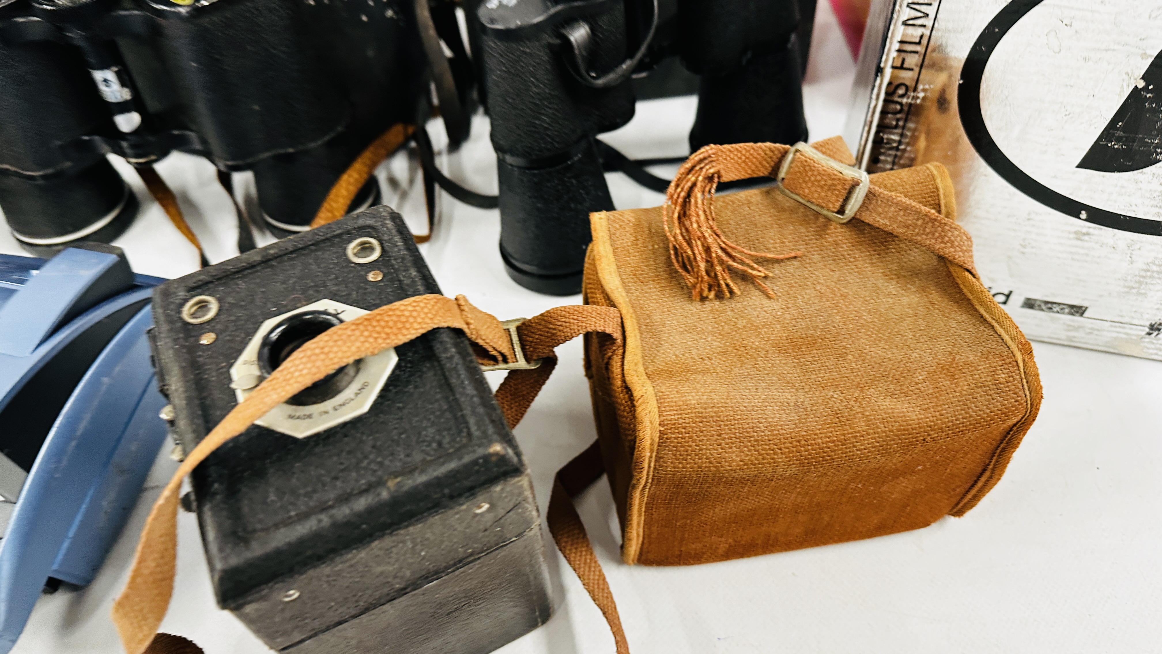 A BOX CONTAINING A GROUP OF CAMERAS AND EQUIPMENT TO INCLUDE POLAROID, - Bild 10 aus 13