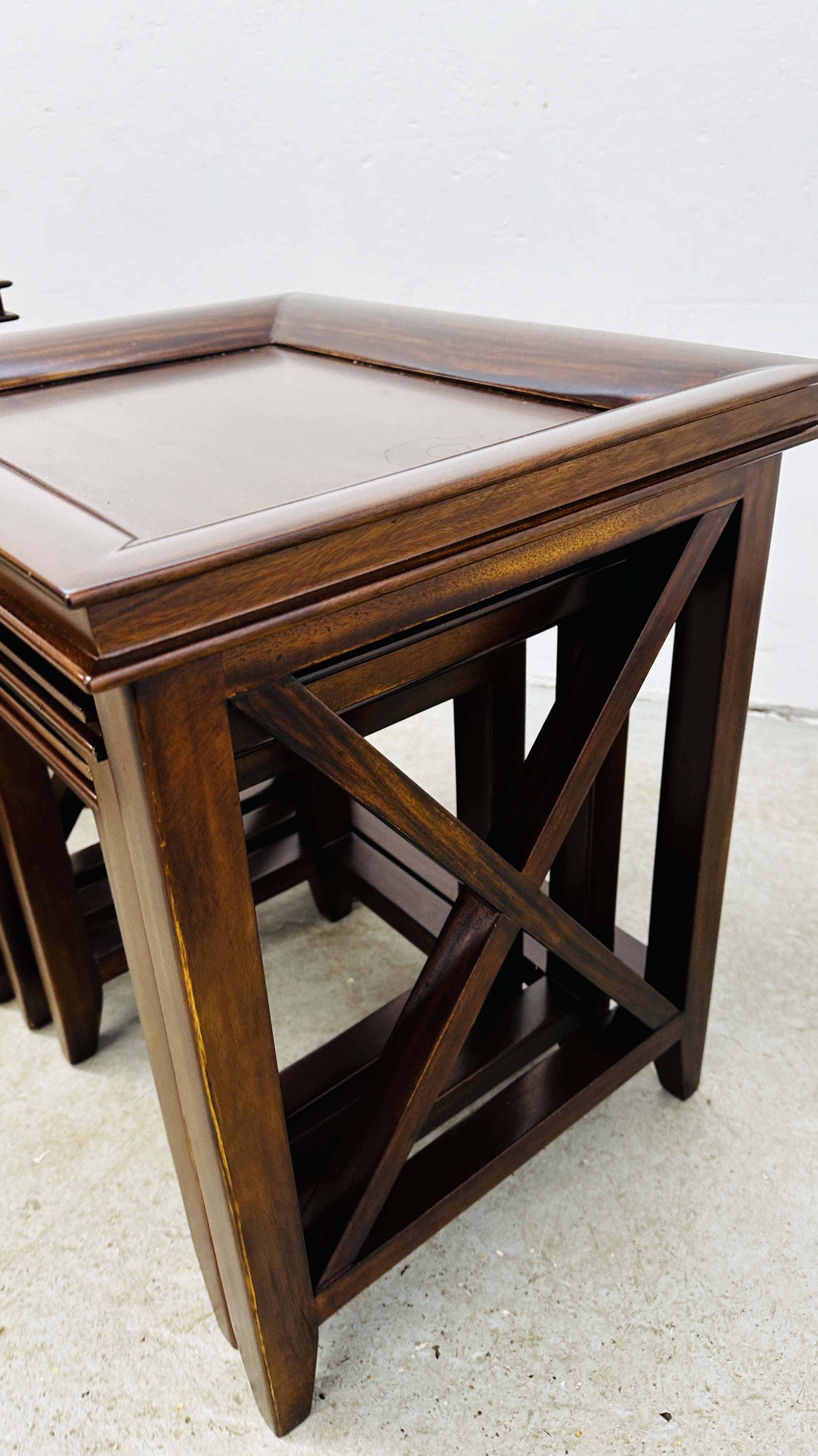A NEST OF 3 HARDWOOD OCCASIONAL TABLES ALONG WITH A MATCHING SINGLE DRAWER LAMP TABLE W 46 X 46 X - Bild 13 aus 16
