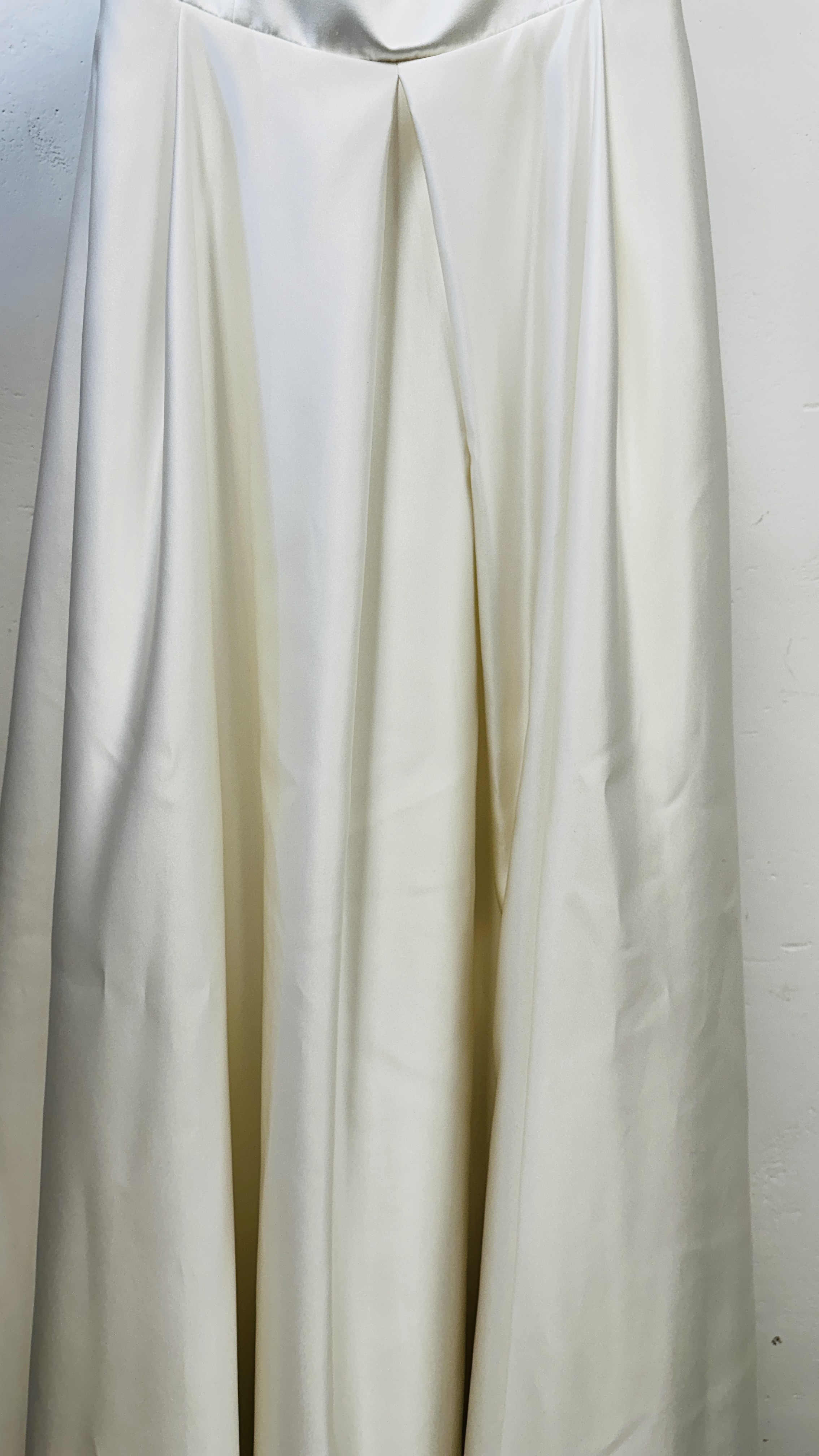 A "BIANCO EVENTO" WEDDING DRESS 40/L ALONG WITH TWO VEILS. - Image 3 of 11